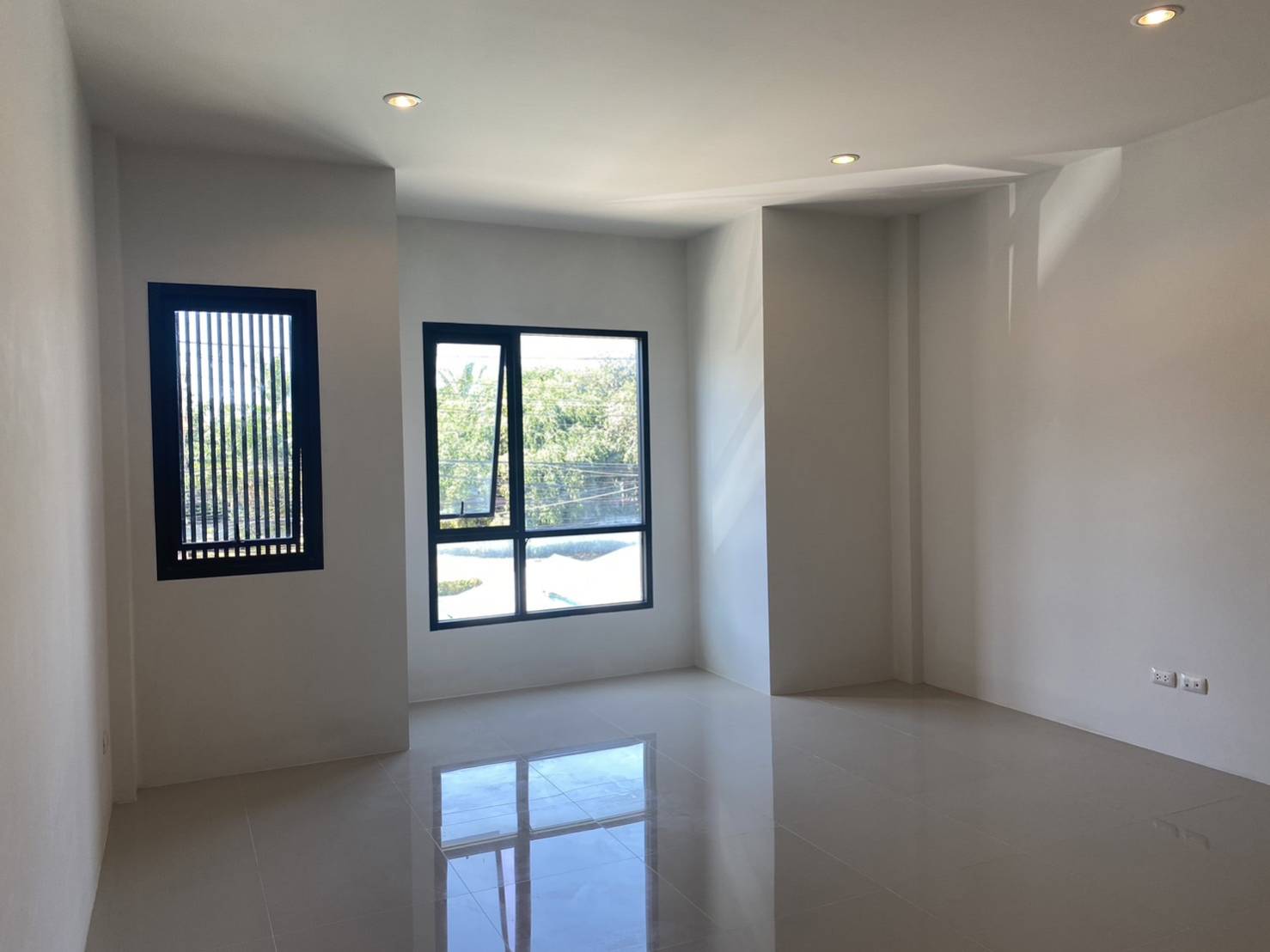 For Sales : Chaofah, 3-Storey Commercial Building, 3 Bedrooms 4 Bathrooms