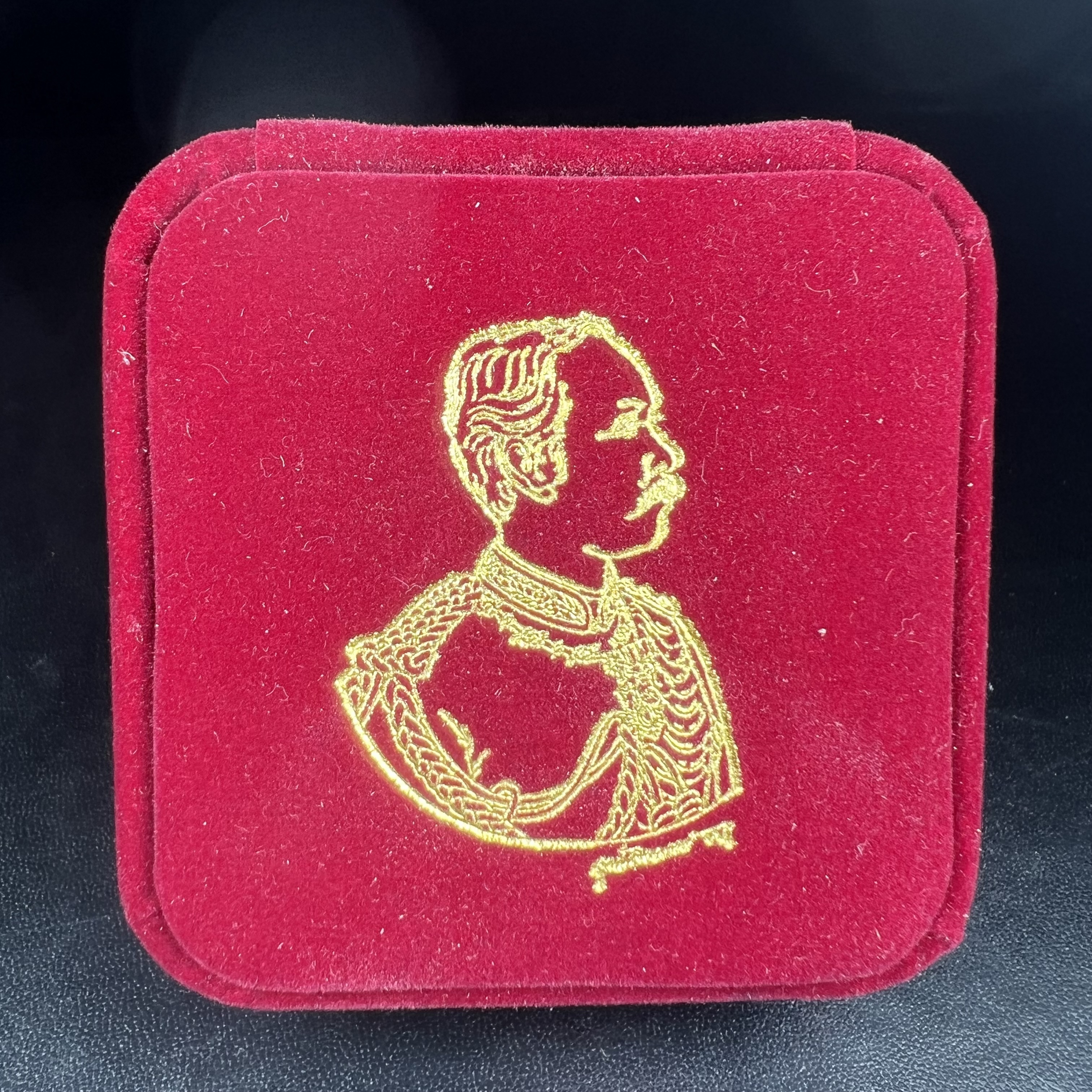 เหรียญรัชกาลที่ 5 คชสารหมื่นปี หลวงพ่ออุตตมะ วัดวังก์วิเวการาม ปี 2540 พิมพ์ใหญ่ขนาด 3.0 ซม. หน้ากากทองคำบริสุทธิ์ 99.99% (ผิวสวยเดิม)พร้อมกล่องบรรจุเดิมและใบรับรองเดิมครบ(ควรคู่ผู้รู้คุณค่า ด้วยวัตถุมงคล เสริมบุญญาบารมี)