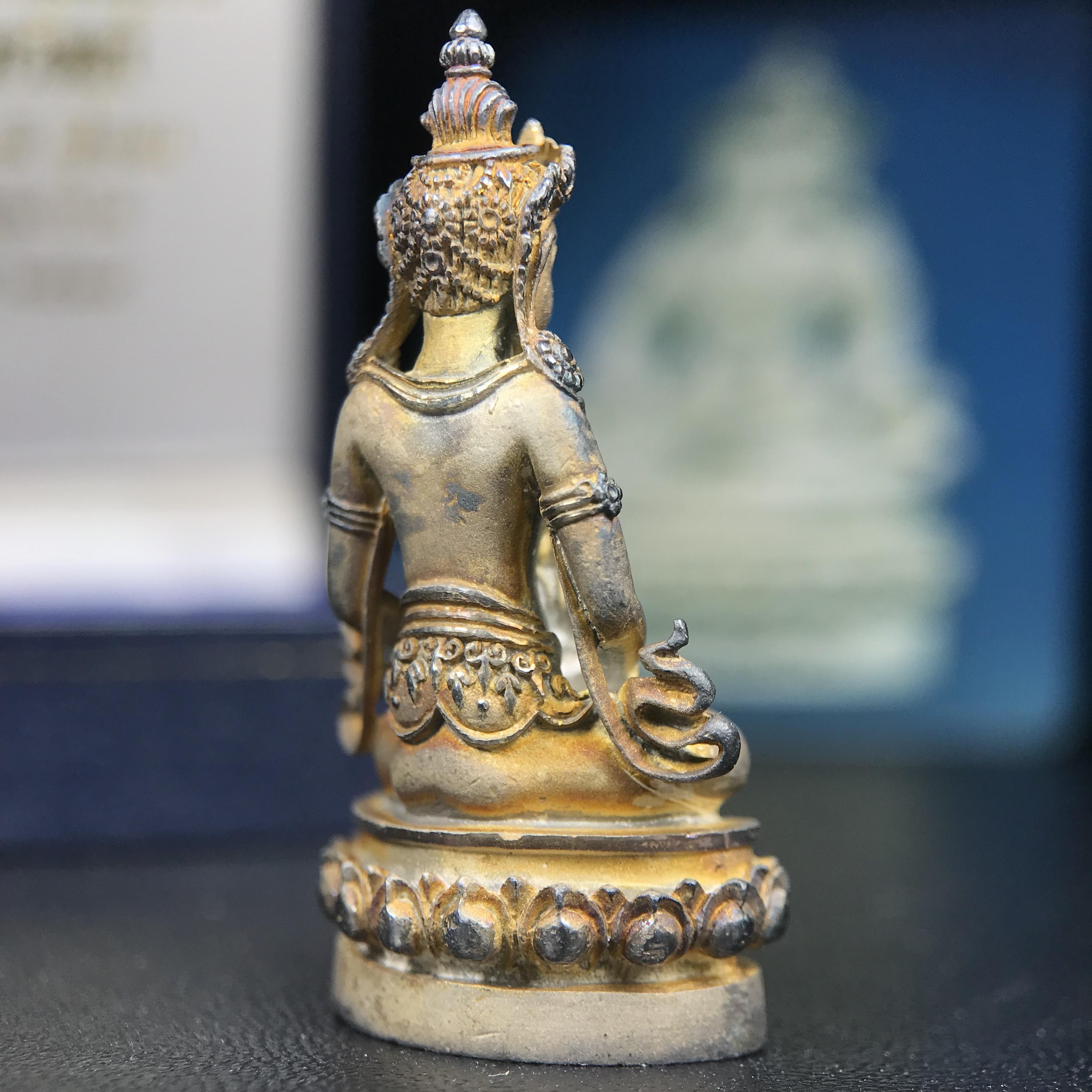 พระกริ่งอวโลกิเตศวร ( เจ้าแม่กวนอิม ) วัดโพธิ์แมนคุณาราม รุ่นอุดมโภคทรัพย์ พ.ศ.2539 เนื้อเงินพ่นทราย(ผิวเดิม ขึ้นสีรุ้งธรรมชาติ แบบนิยม เสน่ห์ของพระเนื้อเงิน) (พร้อมกล่องบรรจุการ์ดใบรับรองเดิมครบ)(อีกหนึ่งรุ่นยอดนิยม พุทธศิลป์สวยงดงาม)หายาก 1 ใน 5000 องค์