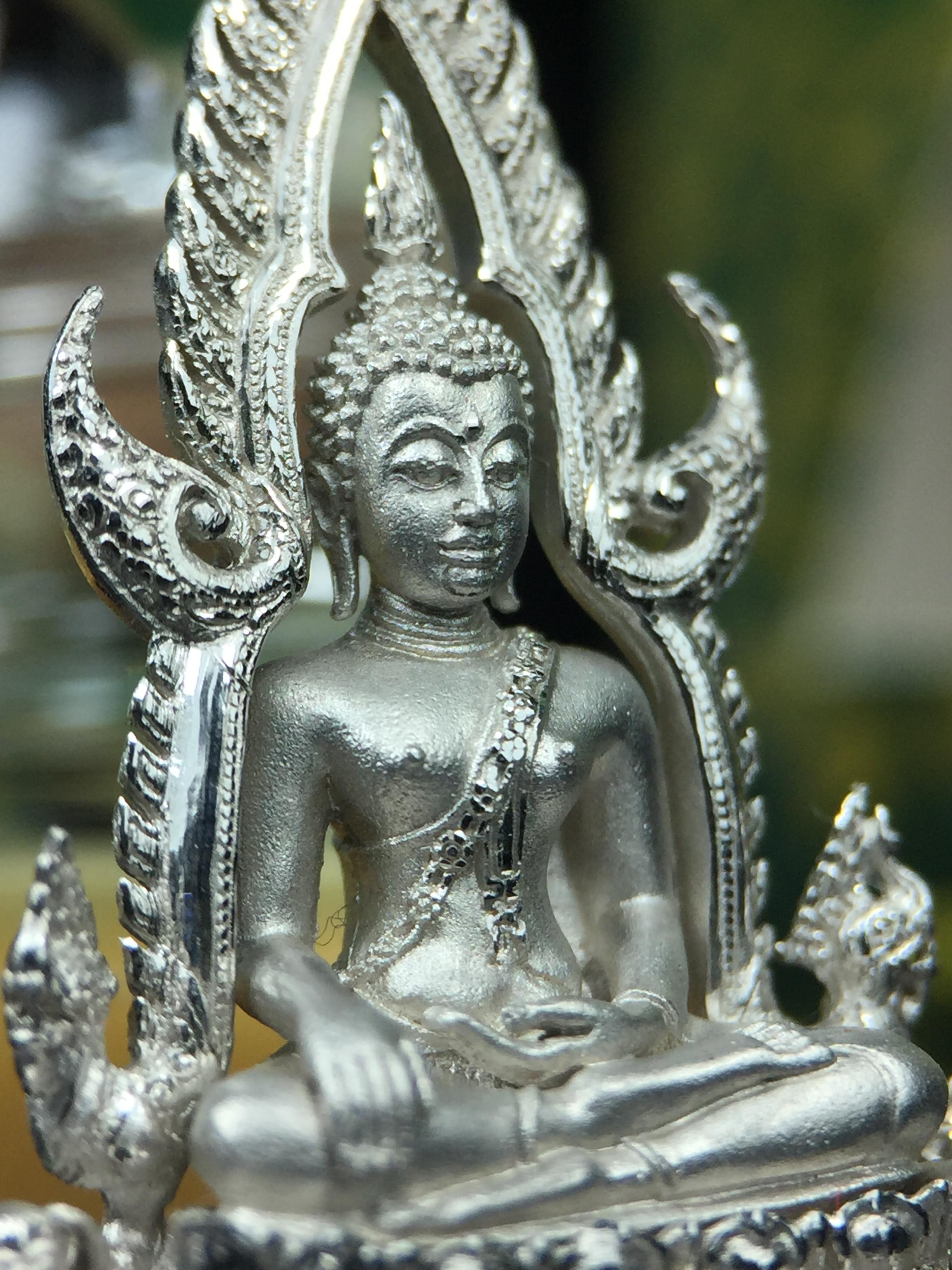 พระพุทธชินราช(จำลอง) ภปร. 84 พรรษา ปี 2554 เนื้อเงินชุบทองคำขาว พิมพ์กลางขนาดหน้าตัก 1/2 นิ้ว(พระราชทานมวลสาร จิตรลดาและเส้นพระเจ้า(เส้นผม)รัชกาลที่9)พุทธศิลป์ทรงคุณค่าอีกหนึ่งรุ่นยอดนิยม