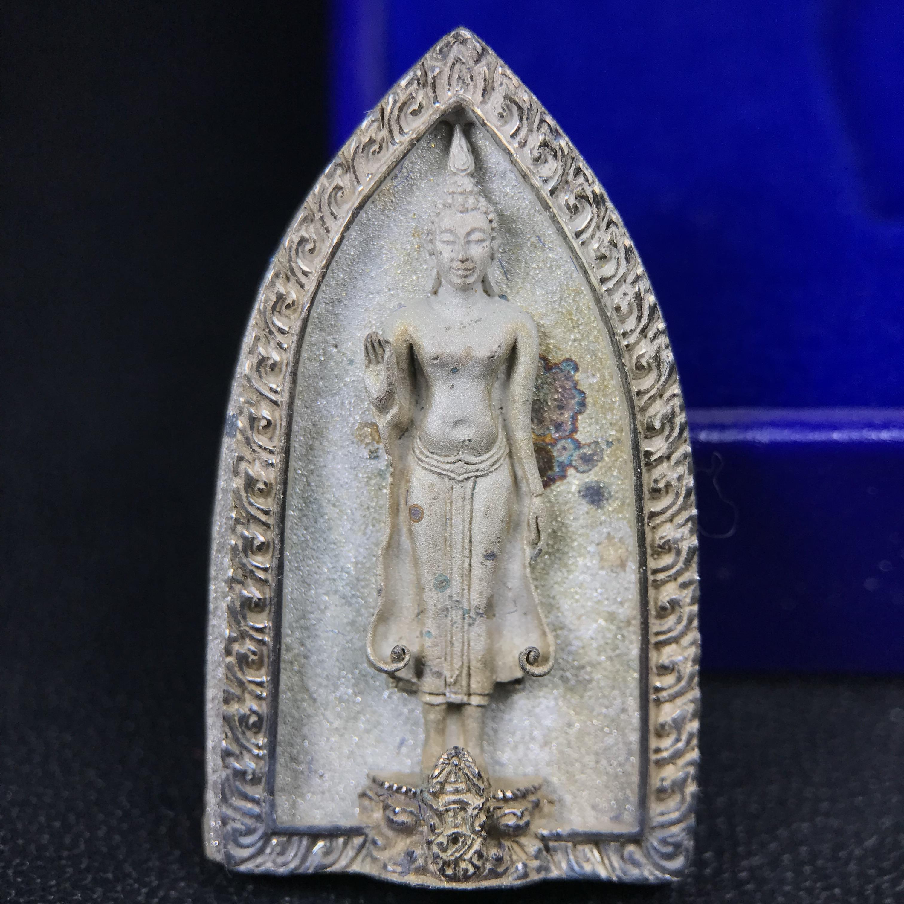 พระพุทธกาญจนพรสยามภูมิ ภปร. ปี 2539 เนื้อเงินพื้นทรายประกาย(ผิวเดิมสวย) พิมพ์ทรงใบขนุน ขนาด3.2ซม. พระพุทธรูปประจำพระชนมวาร รัชกาลที่9 ทรงโปรดเกล้าให้วิทยาลัยป้องกันราชอาณาจักร(วปอ.)สร้างในวโรกาสทรงครองสิริราชสมบัติครบ50ปี พ.ศ.2539(1ใน5000องค์)