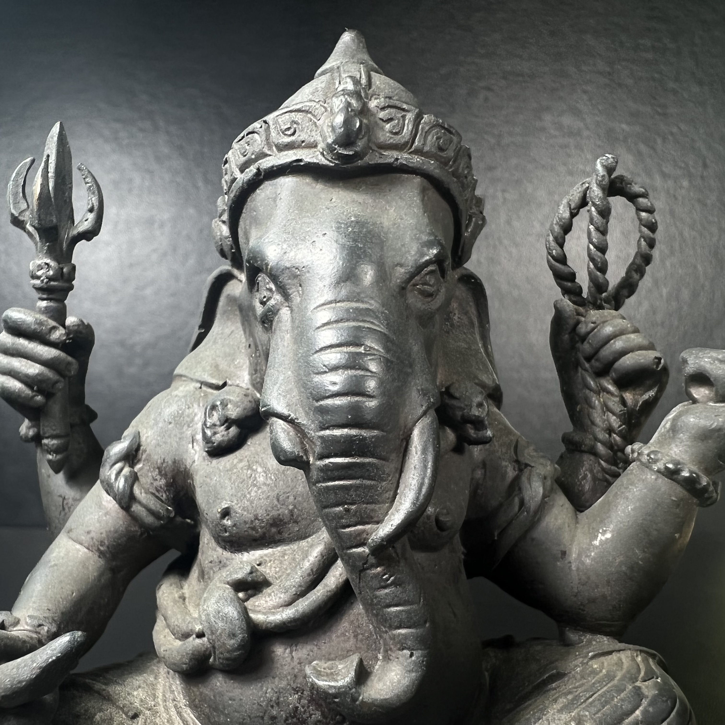 พระพิฆเนศ กรมศิลปากร ปี2547 ขนาดบูชาหน้าตัก 3 นิ้ว โลหะผสมเนื้อดี มีโค๊ดหมายเลขกำกับNo.993 (1 ใน 5000 องค์)รุ่นยอดนิยมหายาก