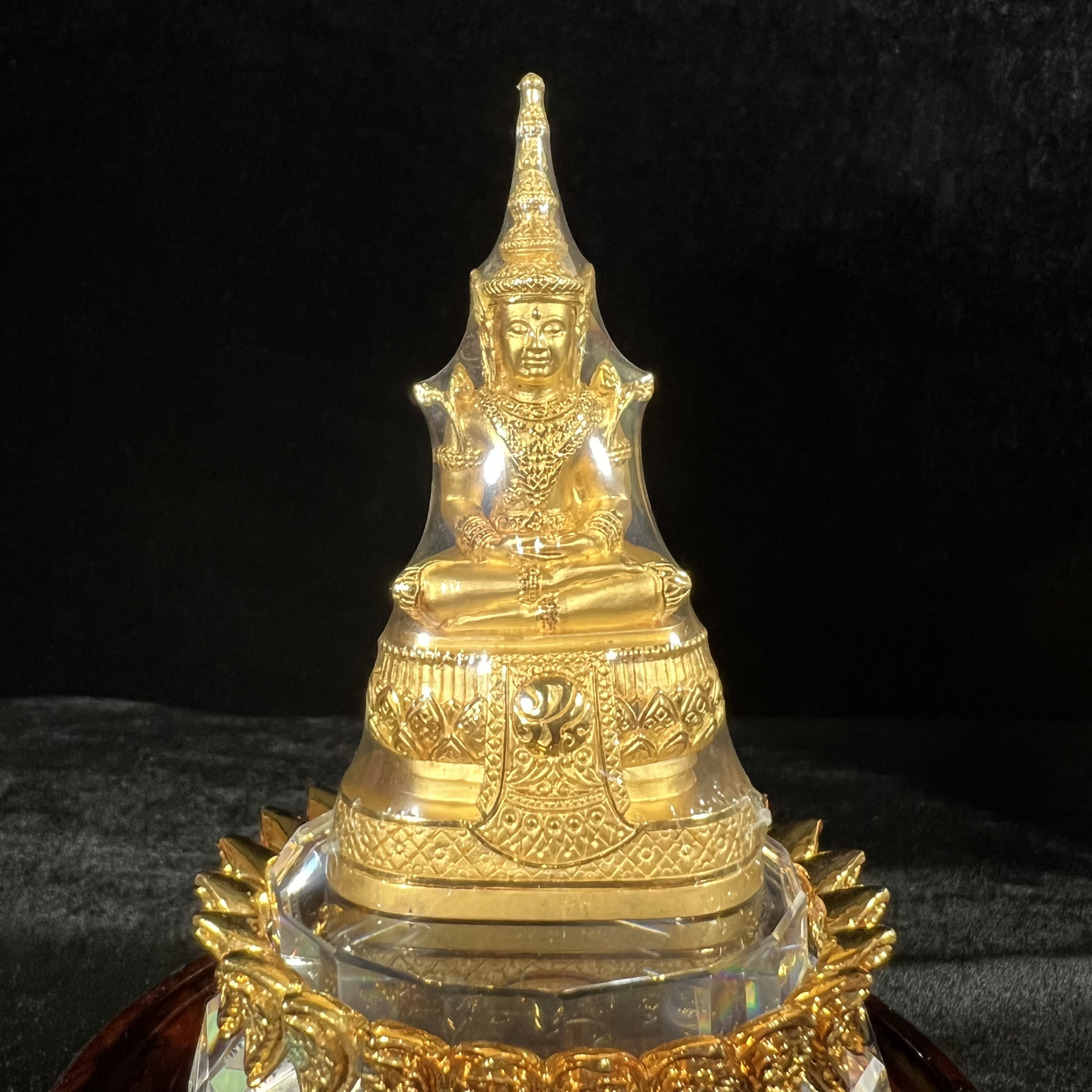 พระแก้วมรกต ภปร.(รุ่นแรก) ปี2545 รุ่นฉลองกรุงรัตนโกสินทร์ครบ 220 ปี หล่อลอยองค์ เนื้อทองคำบริสุทธิ์99.99% ขนาดบูชา 50*90 มม. พร้อมฐานวางครอบแก้วเดิมกล่องบรรจุเดิมครบสมบูรณ์(สวยงามและหายากมาก)(1ใน1000องค์)