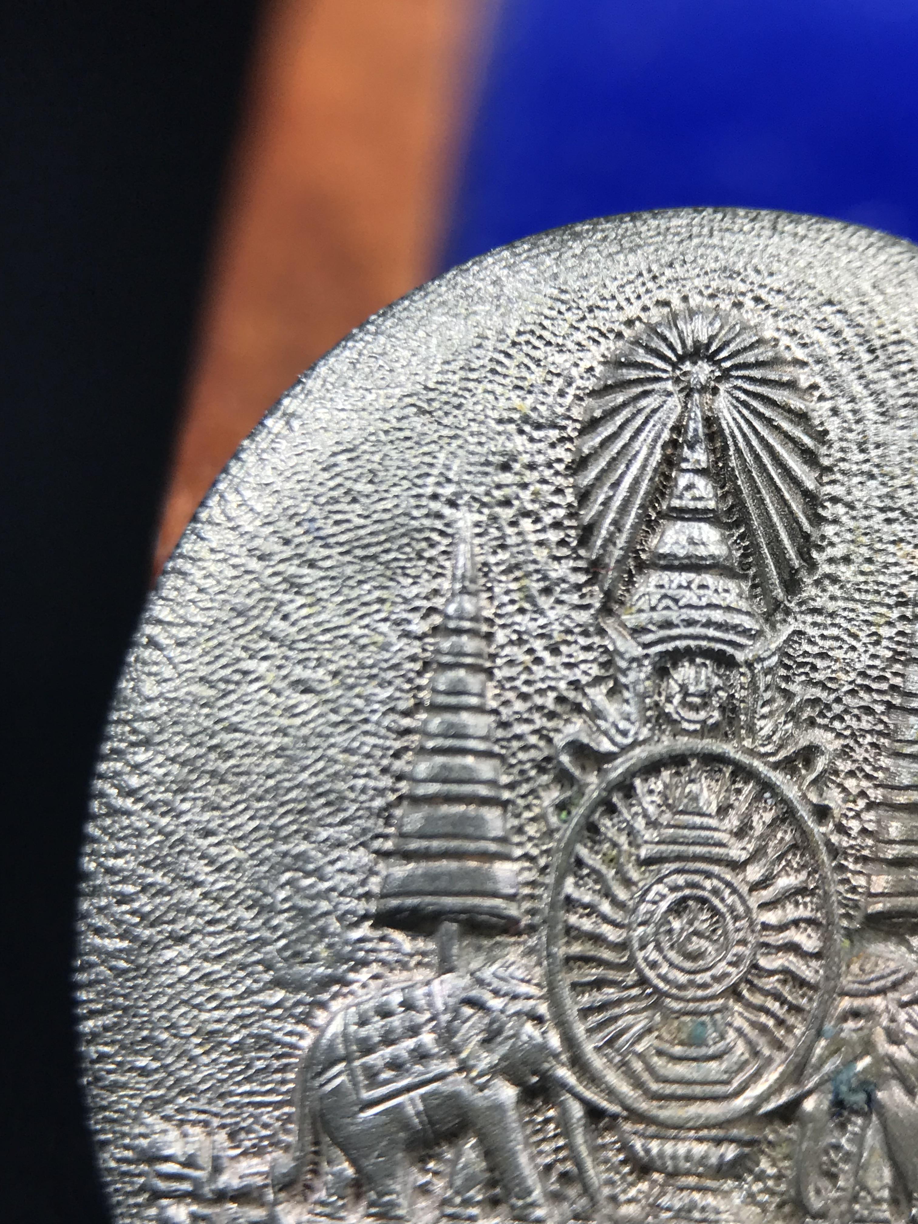 เหรียญรูปเหมือนพระญาณวิทยาคมเถร (หลวงพ่อคูณ ปริสุทโธ)ชุดกาญจนาภิเษกครองราชย์ครบ 50 ปี วัดบวรนิเวศวิหาร ปี 2538 เหรียญหล่อเนื้อนวโลหะ(พิเศษกรรมการมีรอยจาร ตอกโค๊ดหมายเลข ๓๒๗)(หายากพบเจอน้อยมาก)(พร้อมกล่องบรรจุเดิมลายไม้สีน้ำตาลมีตรากาญจนา) พิธีใหญ่