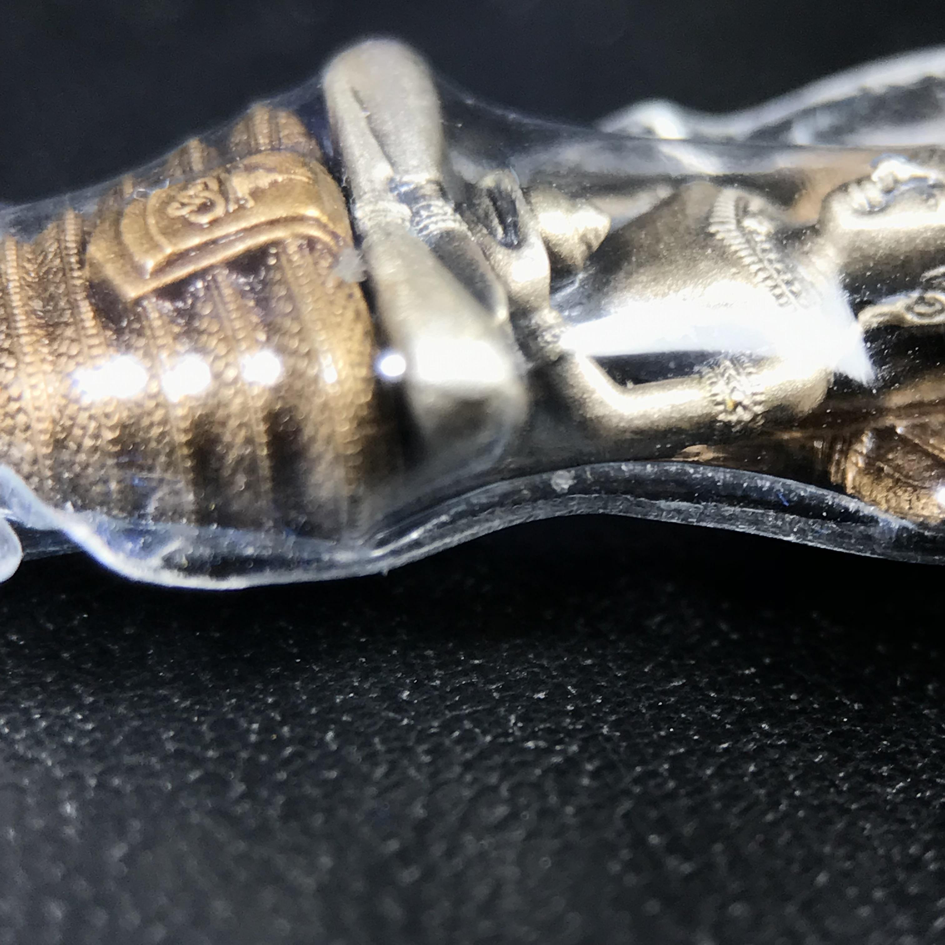 พระพุทธสิรินาคเภษัชยคุรุจุฬาภรณ์ ที่ระลึกโรงพยาบาลจุฬาภรณ์ พระกริ่งเงินฐานบรอนซ์ ขนาดความสูง 2.7 เซนติเมตร สภาพสวย ซีนซองกล่องบรรจุเดิมครบ องค์หมายเลข ๑๗๙๗