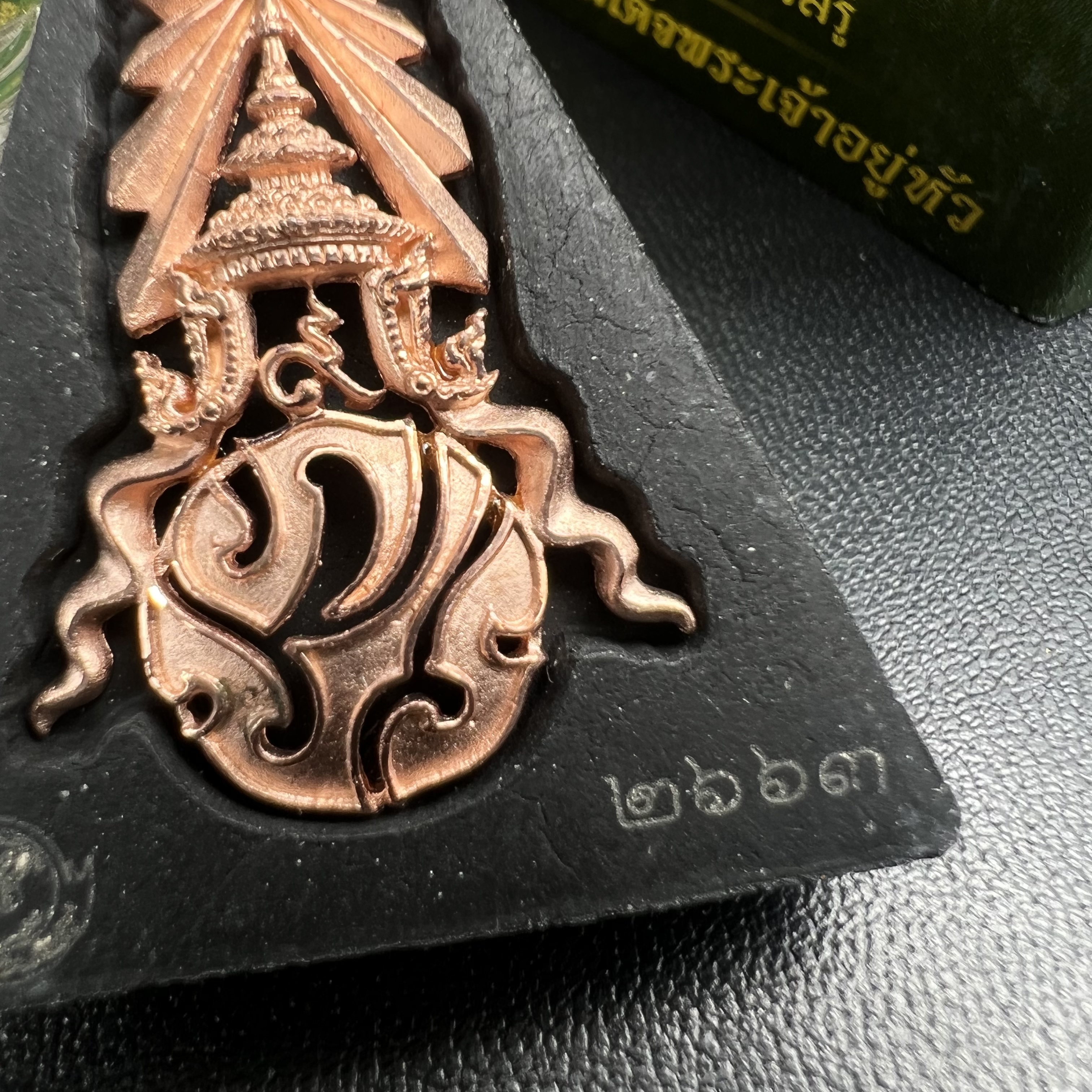 พระพุทธชินราช(จำลอง)ภปร. 84พรรษา เนื้อผงปิดทองด้านหน้า หลัง ภ.ป.ร. ทองแดง(พระราชทานมวลสาร จิตรลดาและเส้นพระเจ้า ร.9(เส้นผม))