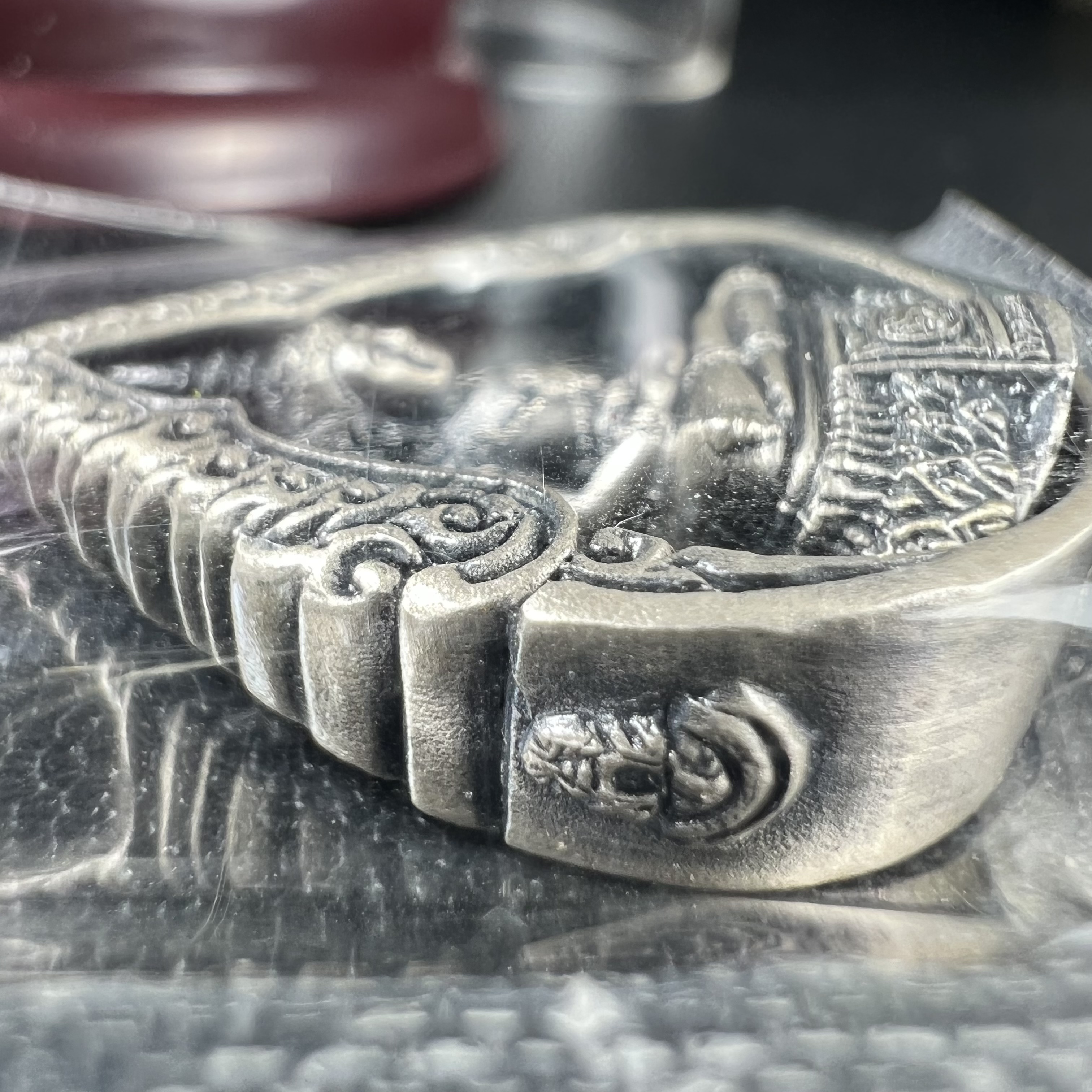 พระแก้วมรกต ภปร.(รุ่นแรก) ปี2545 รุ่นฉลองกรุงรัตนโกสินทร์ครบ 220 ปี พิมพ์ลอยองค์ทรงหยดน้ำ เนื้ออัลปาก้า ชุบเงินลงดำ ขนาด 18*27 มม. พร้อมครอบตั้งโชว์เดิม องค์พระซีนซองเดิม สวยครบสมบูรณ์