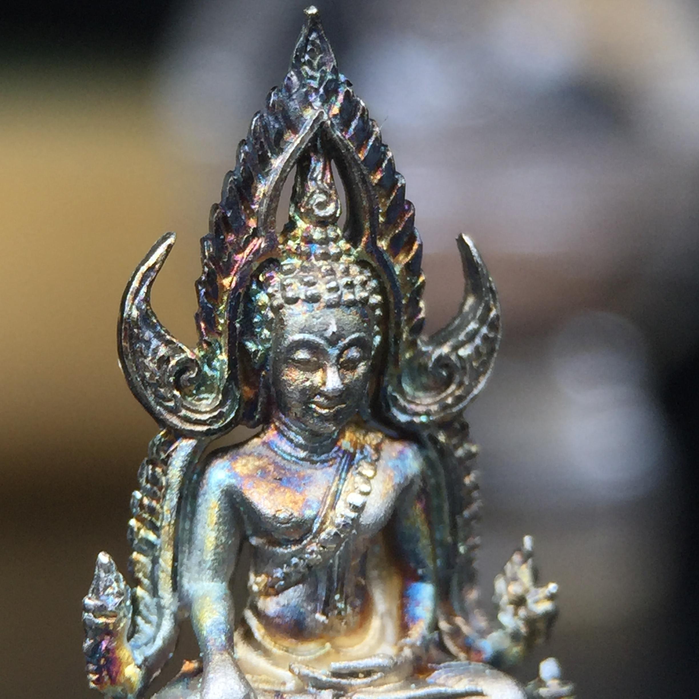 พระพุทธชินราช(จำลอง) ภปร. 84 พรรษา เนื้อเงินชุบทองคำขาว พิมพ์เล็กขนาดหน้าตัก 1/4 นิ้ว (สภาพผิวเดิมสวย ขึ้นสีรุ้งธรรมชาติ แบบนิยม)(พระราชทานมวลสาร จิตรลดาและเส้นพระเจ้า(เส้นผม))พุทธศิลป์ทรงคุณค่าอีกหนึ่งรุ่นยอดนิยม