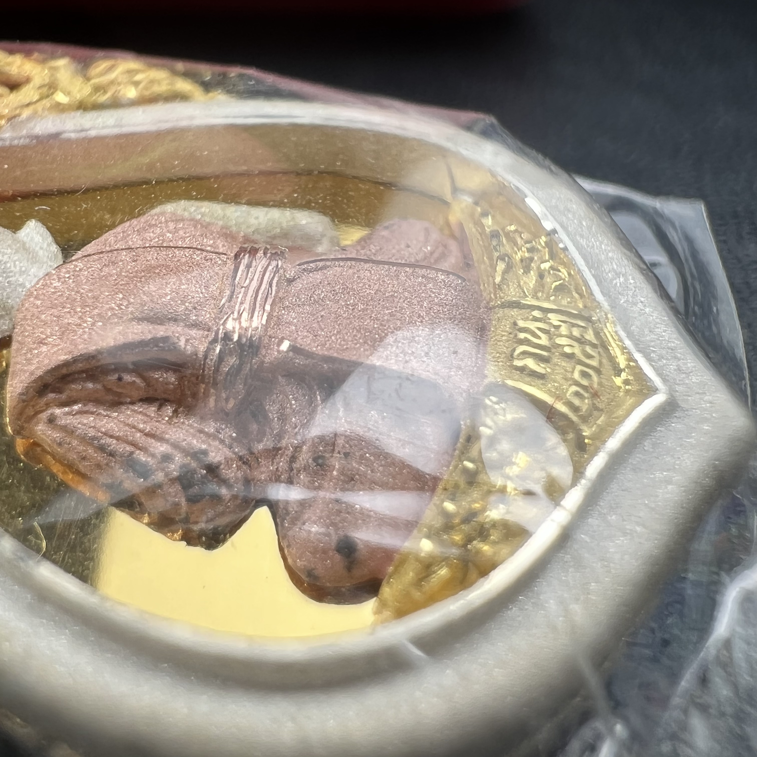 หลวงพ่อทวดเหยียบน้ำทะเลจืด รุ่นครบรอบกระทรวงกลาโหม 115 ปี พิธีปลุกเสก ณ มหาเจดีย์วัดพะโค๊ะ และบนเรือรบหลวงกองเรือยุทธการภาคที่ 2 กลางทะเล จังหวัดสงขลา ปี2545 เหรียญทรงเสมาเนื้อเงินสามกษัตริย์(ฉากพื้นหลังผิวกระจก) ตอกโค๊ตและหมายเลข ซีนซองเดิมกล่องบรรจุเดิม