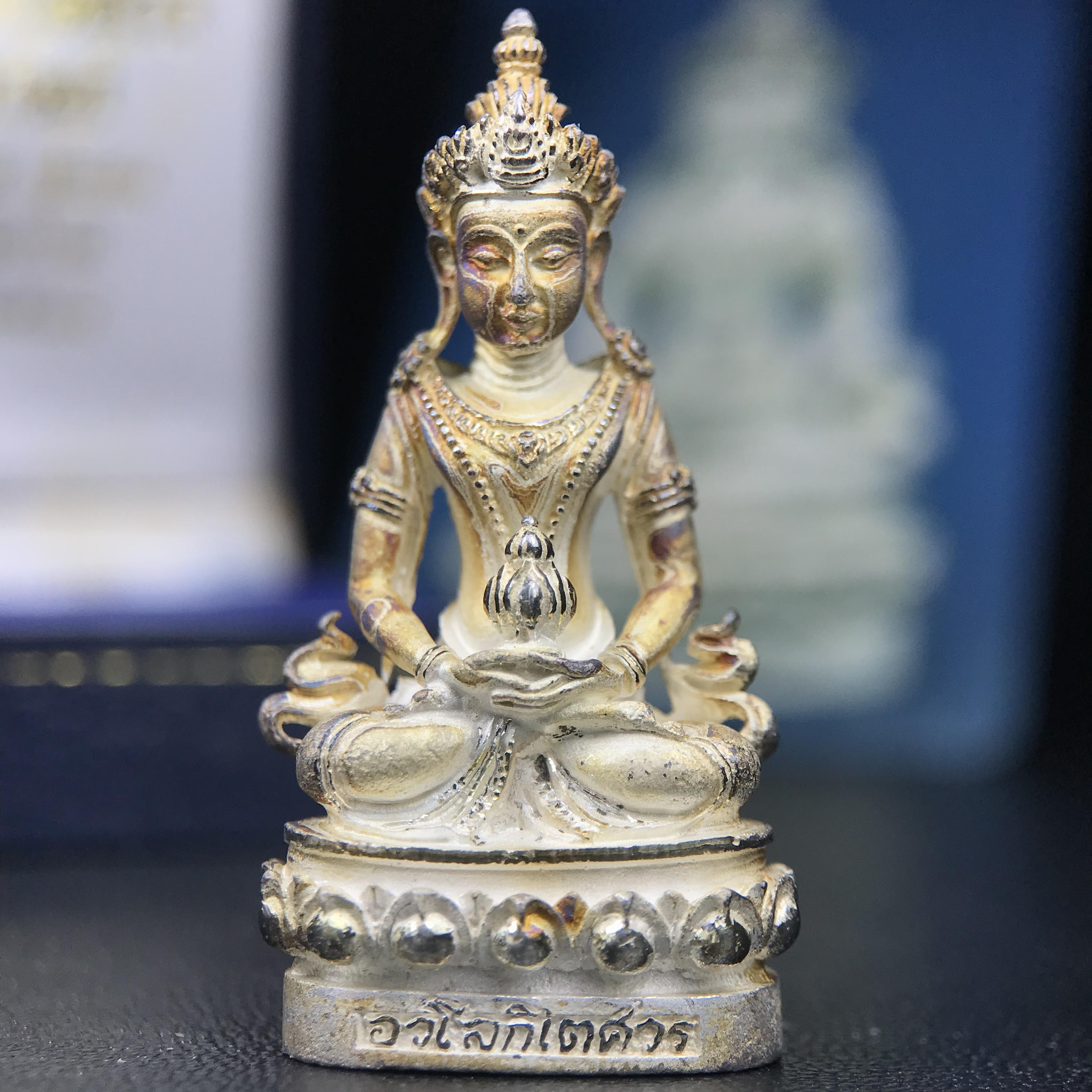 พระกริ่งอวโลกิเตศวร ( เจ้าแม่กวนอิม ) วัดโพธิ์แมนคุณาราม รุ่นอุดมโภคทรัพย์ พ.ศ.2539 เนื้อเงินพ่นทราย(ผิวเดิม ขึ้นสีรุ้งธรรมชาติ แบบนิยม เสน่ห์ของพระเนื้อเงิน) (พร้อมกล่องบรรจุการ์ดใบรับรองเดิมครบ)(อีกหนึ่งรุ่นยอดนิยม พุทธศิลป์สวยงดงาม)หายาก 1 ใน 5000 องค์