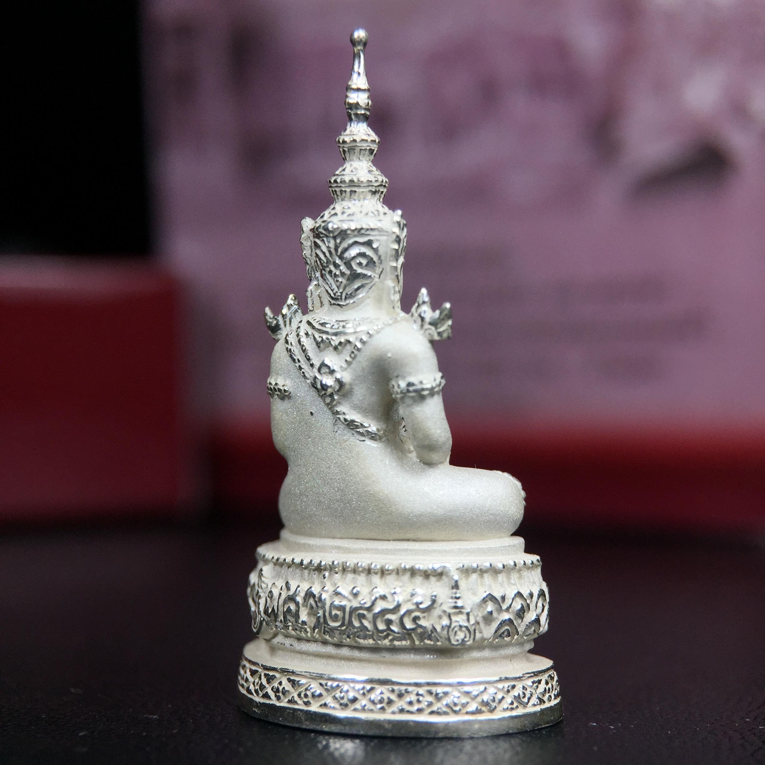 พระแก้วมรกต ภปร.(รุ่นแรก) ปี2545 จัดสร้างในมหาวโรกาส พระบาทสมเด็จพระเจ้าอยู่หัวรัชกาลที่ 9 ครบรอบ 75 พรรษา และฉลองกรุงรัตนโกสินทร์ครบ 220 ปี พิมพ์ลอยองค์ใหญ่ เนื้อเงินบริสุทธิ์ 92.5% ขนาด 19*35 มม. พร้อมกล่องบรรจุเดิม สวยครบสมบูรณ์(องค์หมายเลข 1063)
