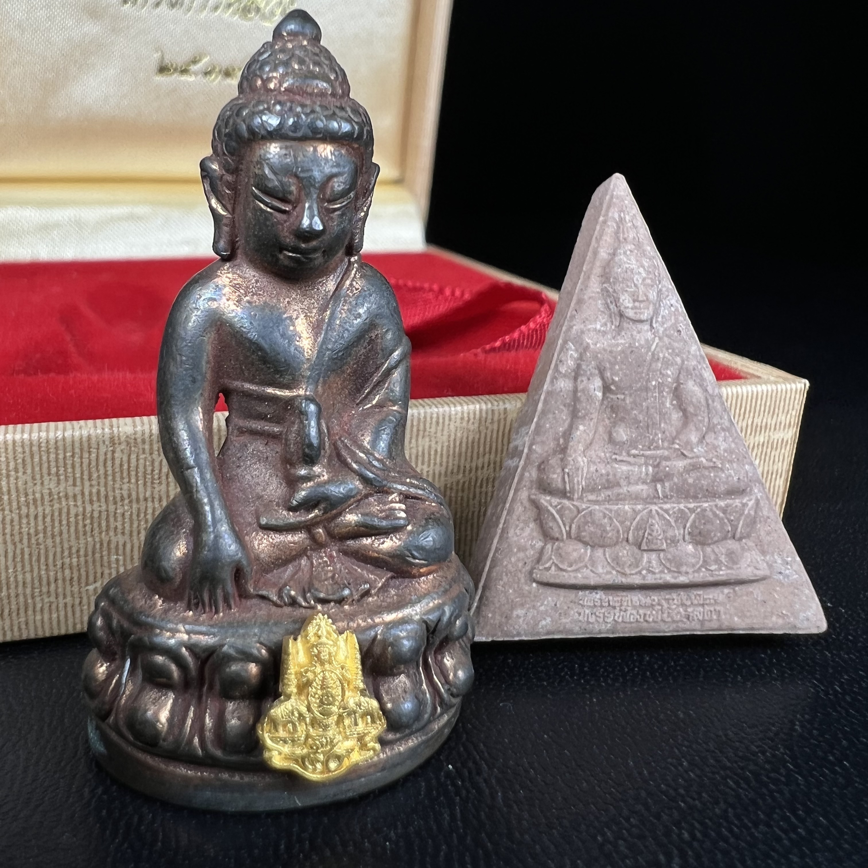 พระกริ่งเจริญโภคทรัพย์ พระพิมพ์จิตรลดา ที่ระลึกโครงการหลวง ปี 2539 ฉลองครองราชสมบัติครบ 50 ปี รัชกาลที่ 9 ตรากาญจนาภิเษกทองคำ(เนื้อทองคำแท้)(ชุดกรรมการหายาก)(1ใน1999ชุด)