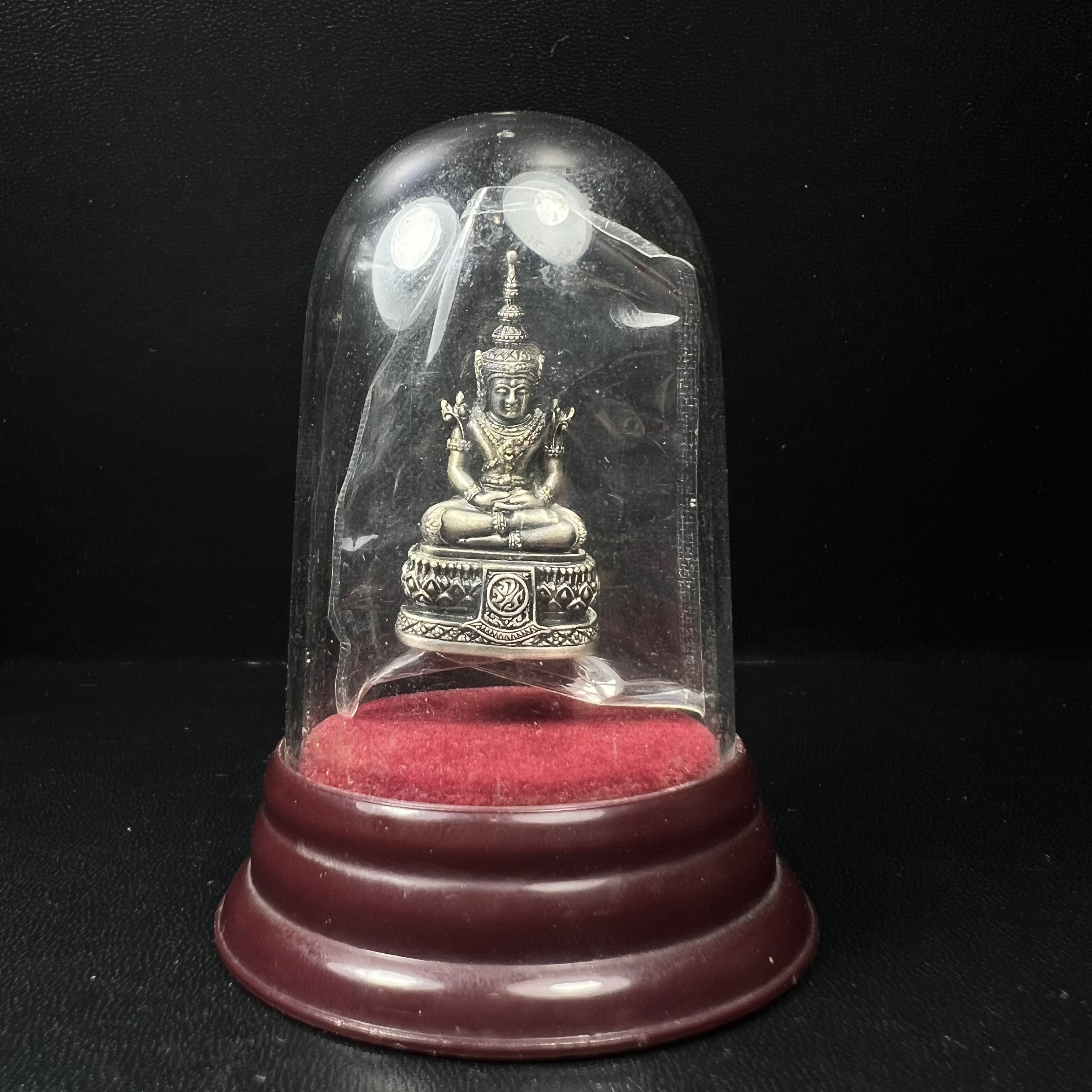 พระแก้วมรกต ภปร.(รุ่นแรก) ปี2545 รุ่นฉลองกรุงรัตนโกสินทร์ครบ 220 ปี พิมพ์ลอยองค์ใหญ่ เนื้ออัลปาก้า ชุบเงินลงดำ ขนาด 19*35 มม. พร้อมครอบตั้งโชว์เดิม องค์พระซีนซองเดิม สวยครบสมบูรณ์