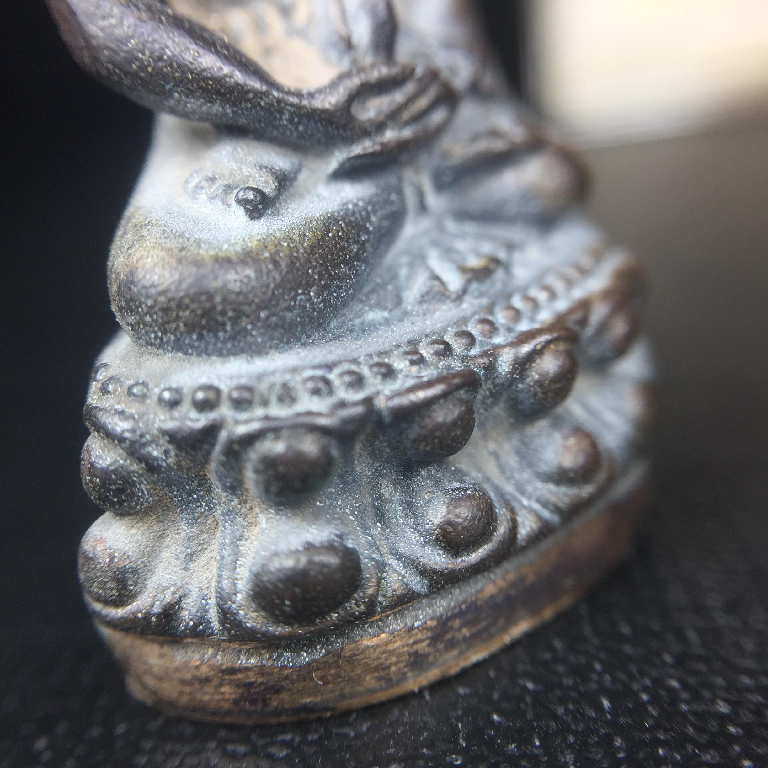 พระกริ่งชินบัญชรฉลองพระชันษา 100 ปี สมเด็จพระญาณสังวร วัดบวรนิเวศวิหาร ปี 2556 เนื้อนวโลหะผสมทองคำก้นทองแดง พิธีใหญ่ มวลสารเด่น นิยม(1 ใน 2556 องค์)