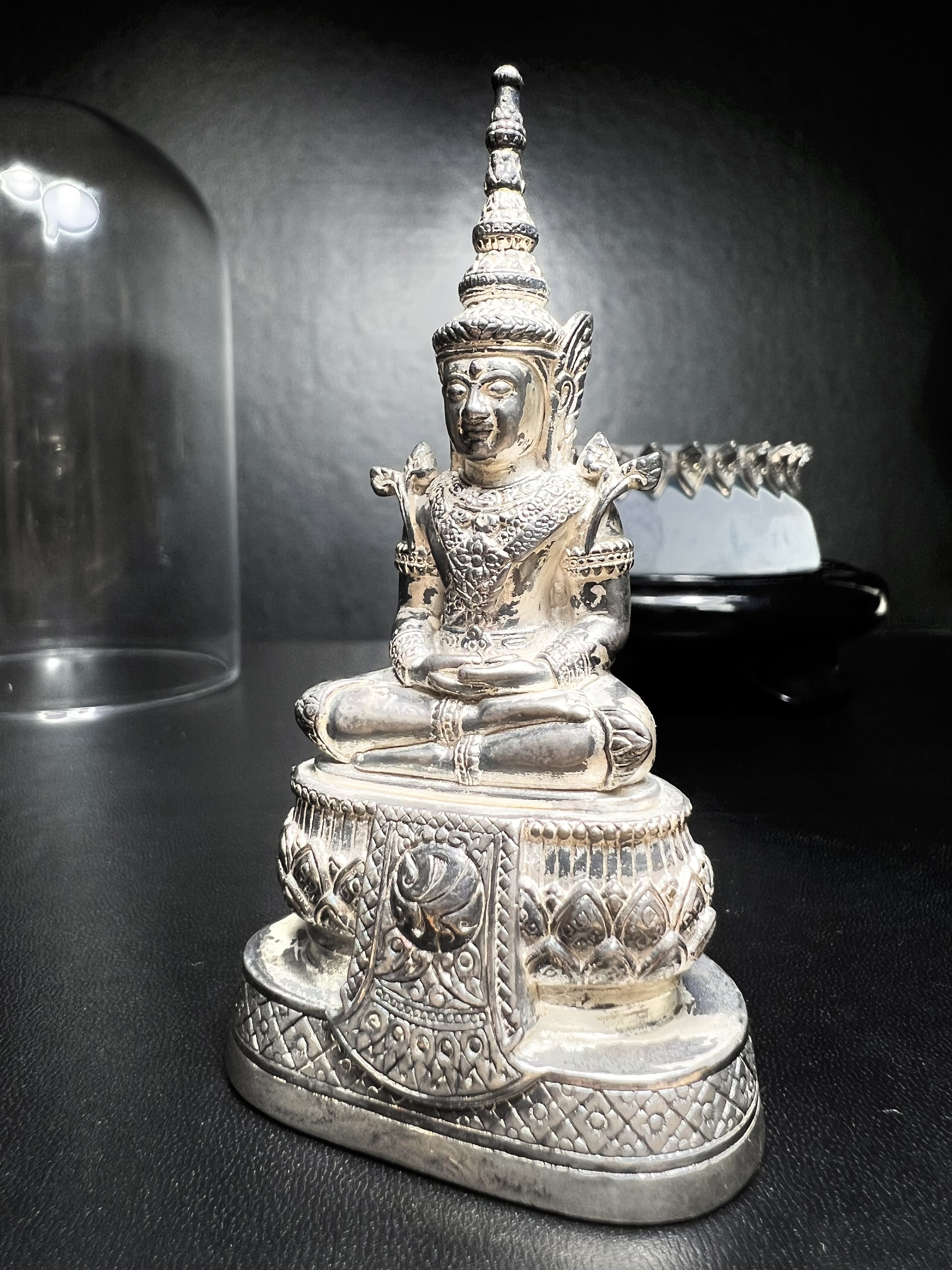 พระแก้วมรกต ภปร.(รุ่นแรก) ปี2545 จัดสร้างในมหาวโรกาส พระบาทสมเด็จพระเจ้าอยู่หัวรัชกาลที่ 9 ครบรอบ 75 พรรษา และฉลองกรุงรัตนโกสินทร์ครบ 220 ปี หล่อลอยองค์ เนื้อเงินบริสุทธิ์99.9% ขนาดบูชา 50*90 มม. พร้อมฐานวางครอบแก้วเดิม(สวยงามและหายากมาก)(1ใน3000องค์)