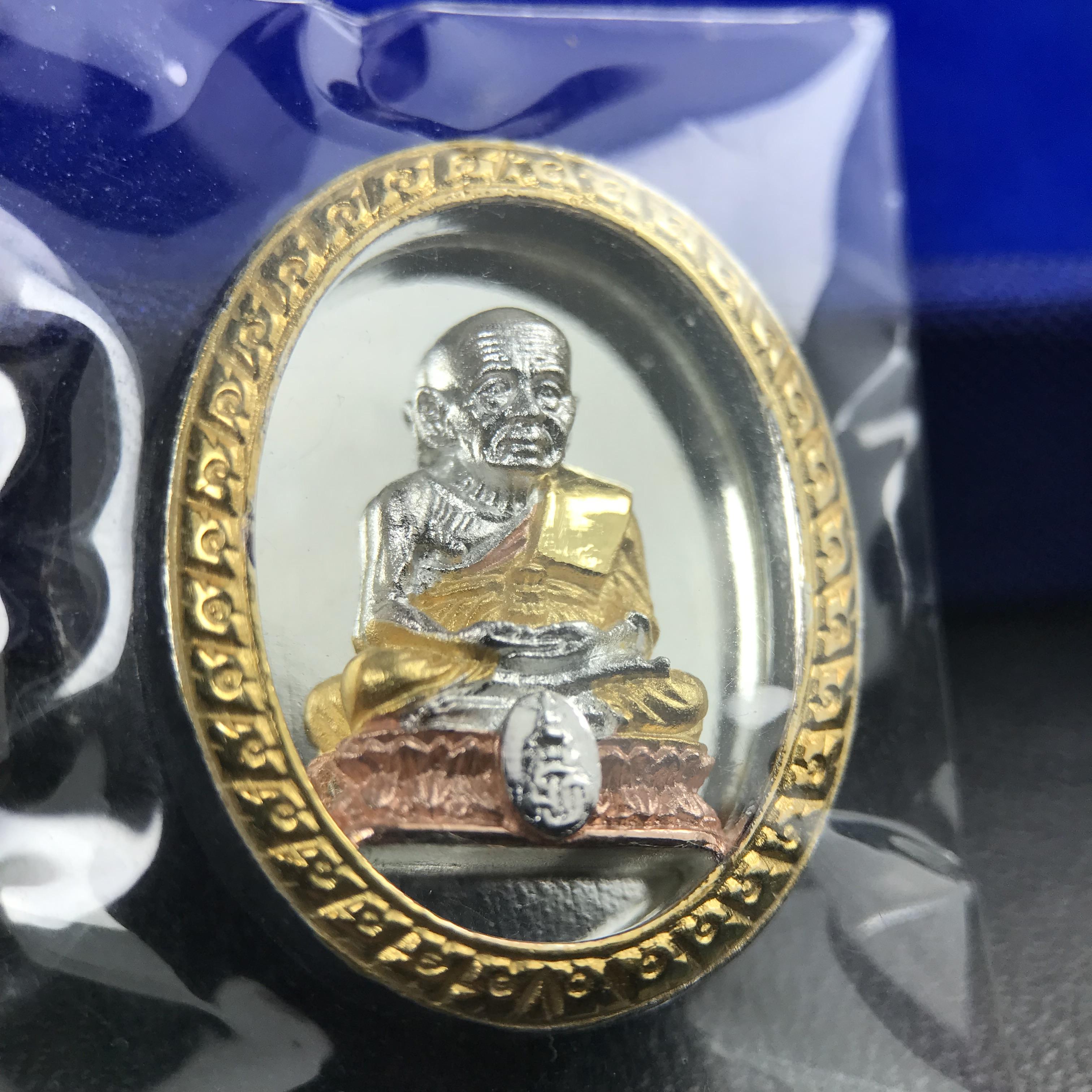 สมเด็จหลวงปู่ทวด วัดช้างให้ รุ่น เฉลิมพระเกียรติ ตราสัญลักษณ์ มวก. พิมพ์รูปไข่เนื้อเงิน-สามกษัตริย์ ปี 2544 พิธีพุทธาภิเษกใหญ่ ณ อุโบสถวัดช้างให้และอุโบสถวัดพระศรีรัตนศาสดาราม ( วัดพระแก้ว )โดยนิมนต์เกจิชื่อดังสายใต้ทั้งหมดจำนวน 108 รูป(องค์หมายเลข 3906)