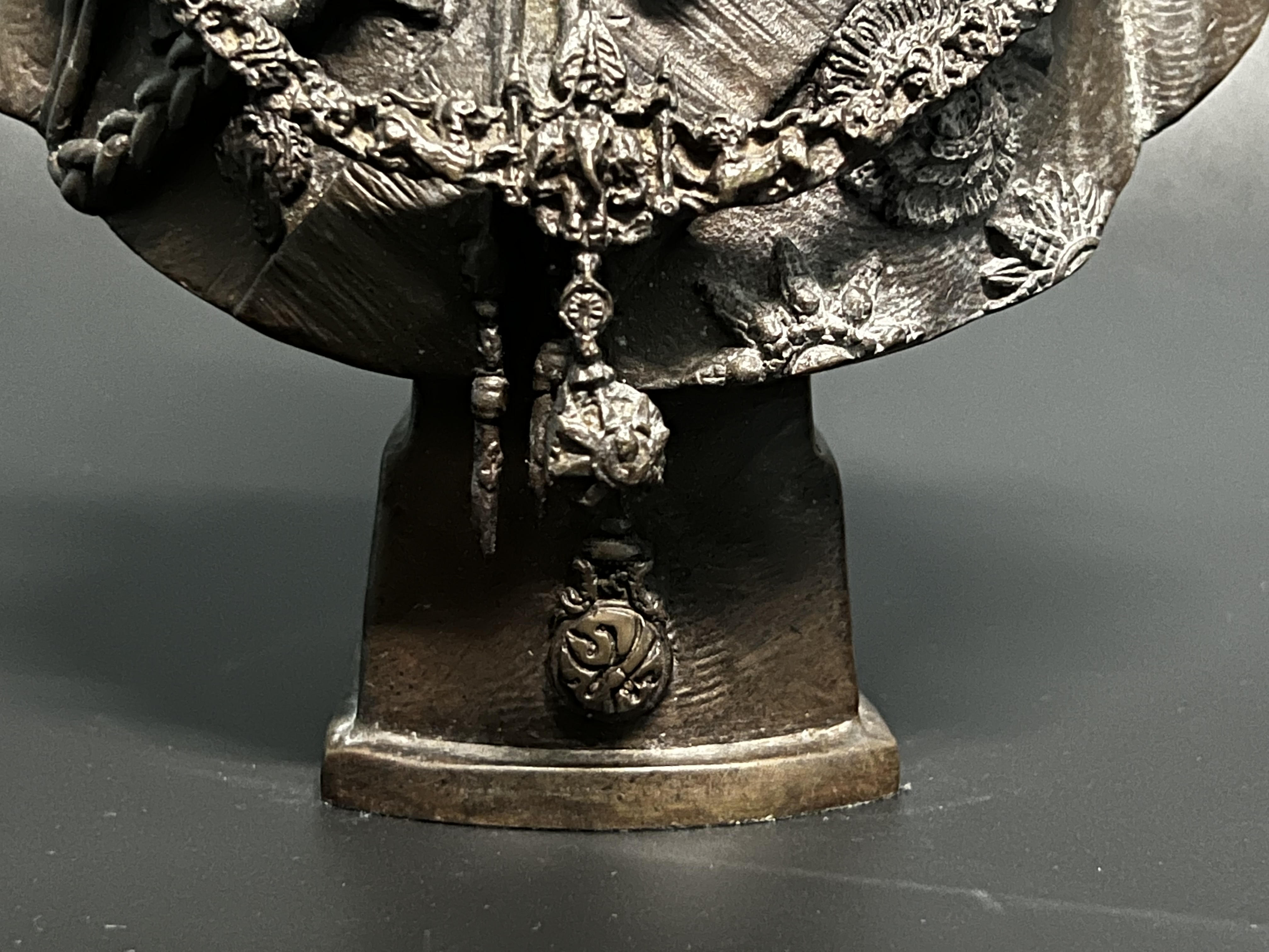 พระบรมรูปในหลวงรัชกาลที่9 รุ่นเฉลิมพระเกียรติ ปี2545 สูง 9 นิ้ว ฉลองพระองค์เต็มยศสายสะพายมหาจักรี สายสร้อยจุลจอมเกล้า ส่วนฐานประดับอักษรพระปรมาภิไธย ภ.ป.ร.(พิธีปลุกเสกวัดพระแก้ว)