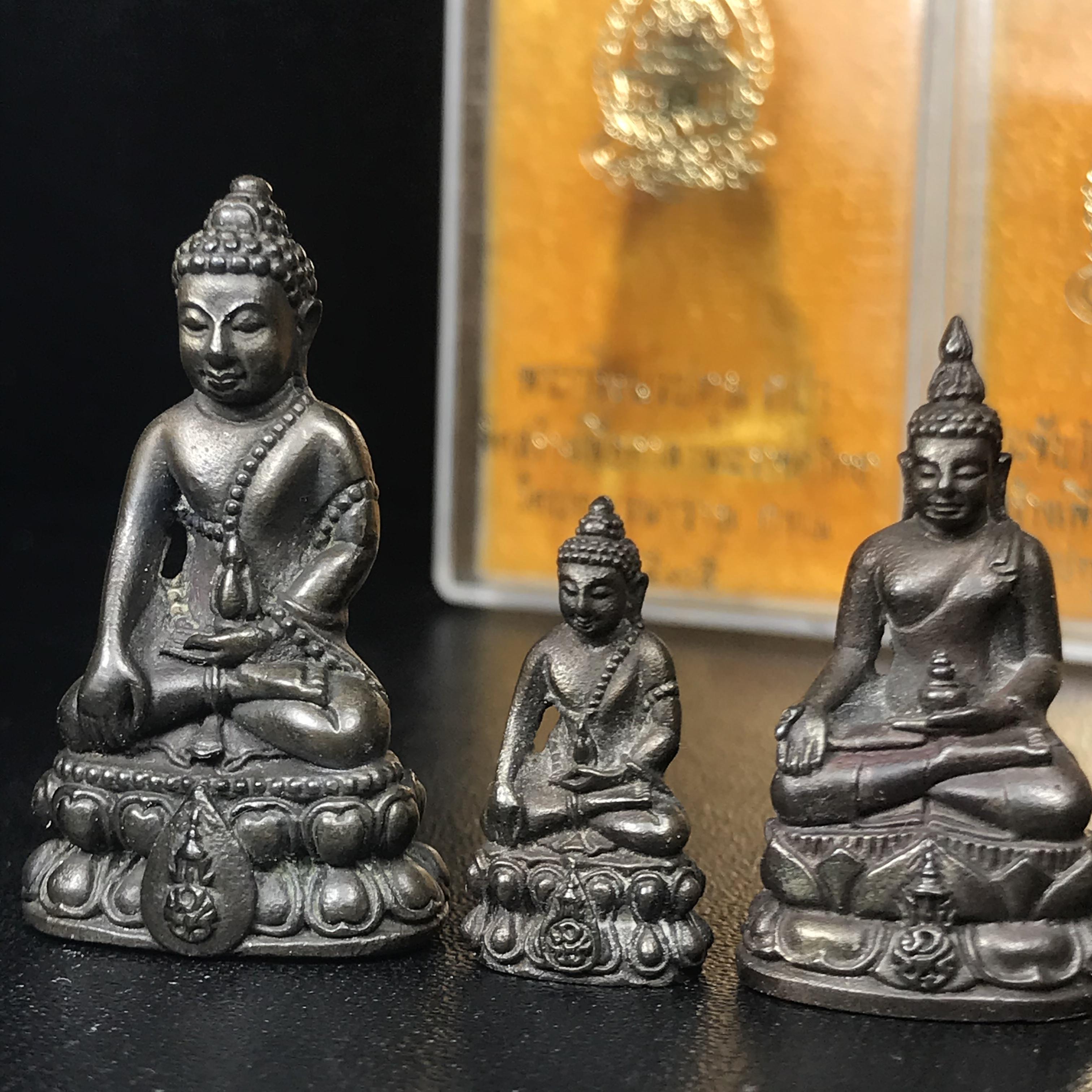 พระกริ่งนวปทุม ภปร.-พระชัยวัฒน์นวปทุม ภปร.-พระกริ่งไพรีพินาศ ภปร. รุ่นแรก วัดปทุมวนาราม ครบชุดเนื้อนวโลหะ ปี2535(ในหลวงรัชกาลที่9เสด็จเททอง)(1ใน3000ชุด)หายาก