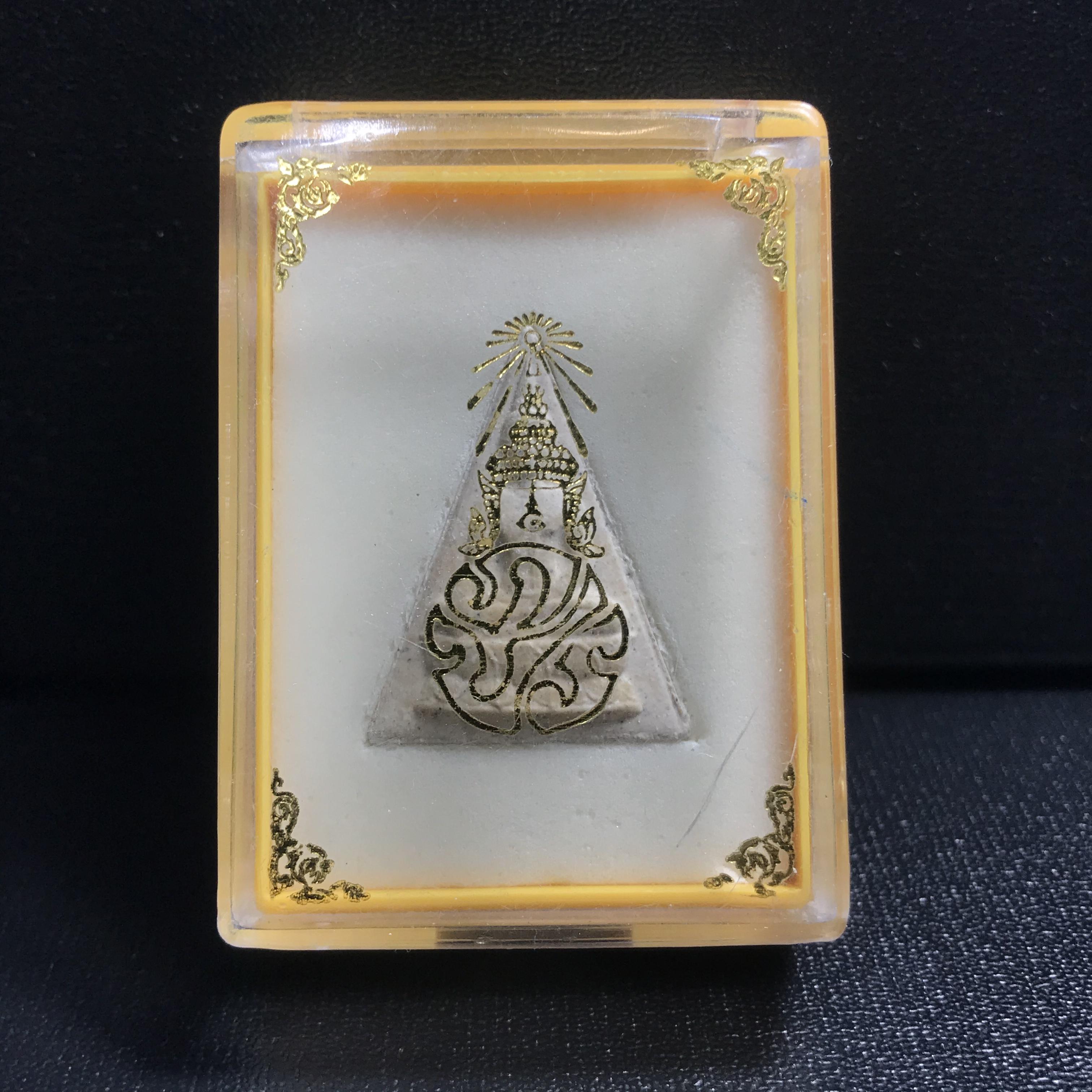 พระสมเด็จจิตรลดา "รุ่น2" (พระพุทธนวราชบพิตรฯ) ภปร. วัดบวรนิเวศวิหาร กรุงเทพฯ ปี 2529 (พิธีกริ่งปวเรศ2)กล่องเดิม (กล่องยุคแรก ภปร) มวลสารสำคัญคือผงจิตรลดาและเส้นพระเจ้า(เส้นพระเกศาในหลวง)