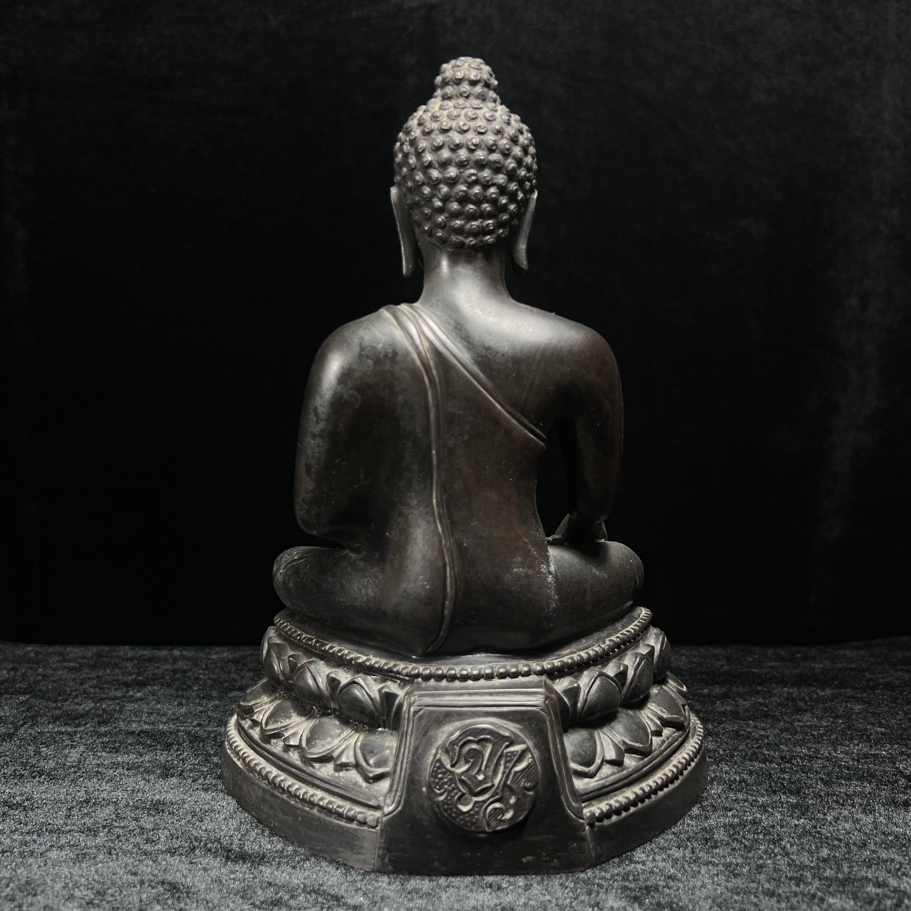 พระพุทธรูปบูชา จปร. ศิลปะไทยประยุกต์ แบบคุปตะ(อินเดีย) พระบาทสมเด็จพระเจ้าอยู่หัวรัชกาลที่ 9 ทรงเสด็จพระราชดำเนินมาในงาน เททองหล่อ ณ.วัดราชบพิธสถิตมหาสีมาราม เนื่องในงานฉลองครบ100ปี วัดราชบพิธฯ ปี 2513 เข้าหุ่นดินไทย ขนาดหน้าตัก 5 นิ้ว พิธีใหญ่