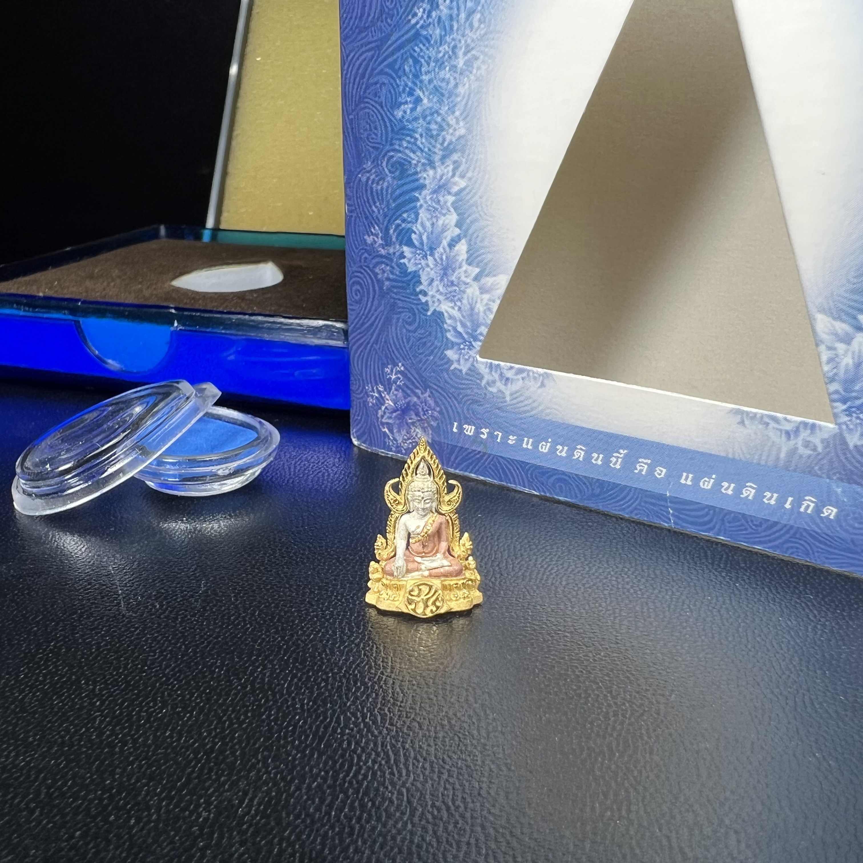 พระพุทธชินราช ภปร. โครงการ เพราะแผ่นดินนี้คือแผ่นดินเกิด เนื้อเงินชุบสามกษัตริย์ ปี2551 ขนาดหน้าตัก1/4นิ้ว (สวยงามหายาก)