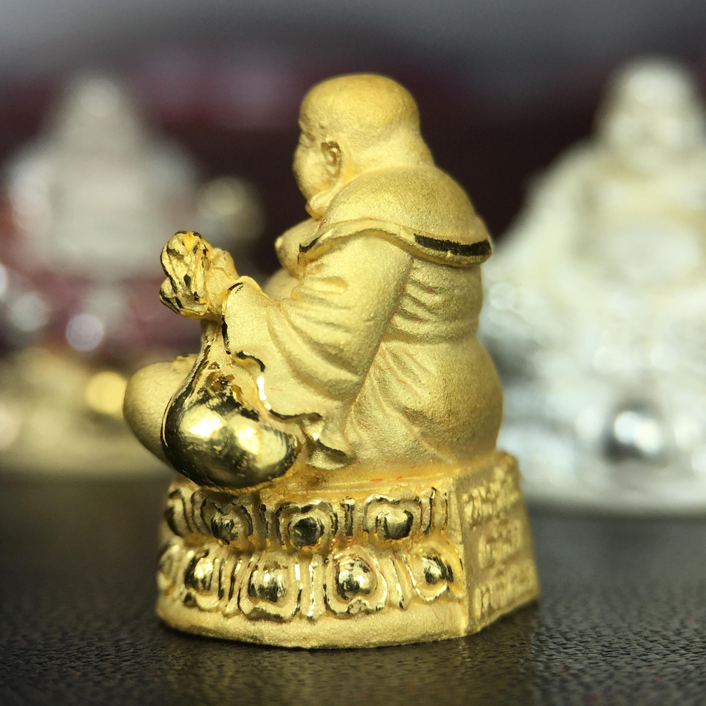 รูปหล่อลอยองค์ พระศรีอริยะเมตตรัยโพธิสัตว์(พระสังกัจจายน์)ชุดทองคำ(เนื้อทองคำ(15.44 กรัม)+เนื้อเงินสามกษัตริย์+เนื้อเงิน) โครงการสร้าง พระศรีอริยะเมตตรัยมหาโพธิสัตว์ น้อมถวายพระบาทสมเด็จพระเจ้าอยู่หัว ทรงครองศิริราชสมบัติครบ 50 ปี วัดโพธิ์แมนคุณาราม