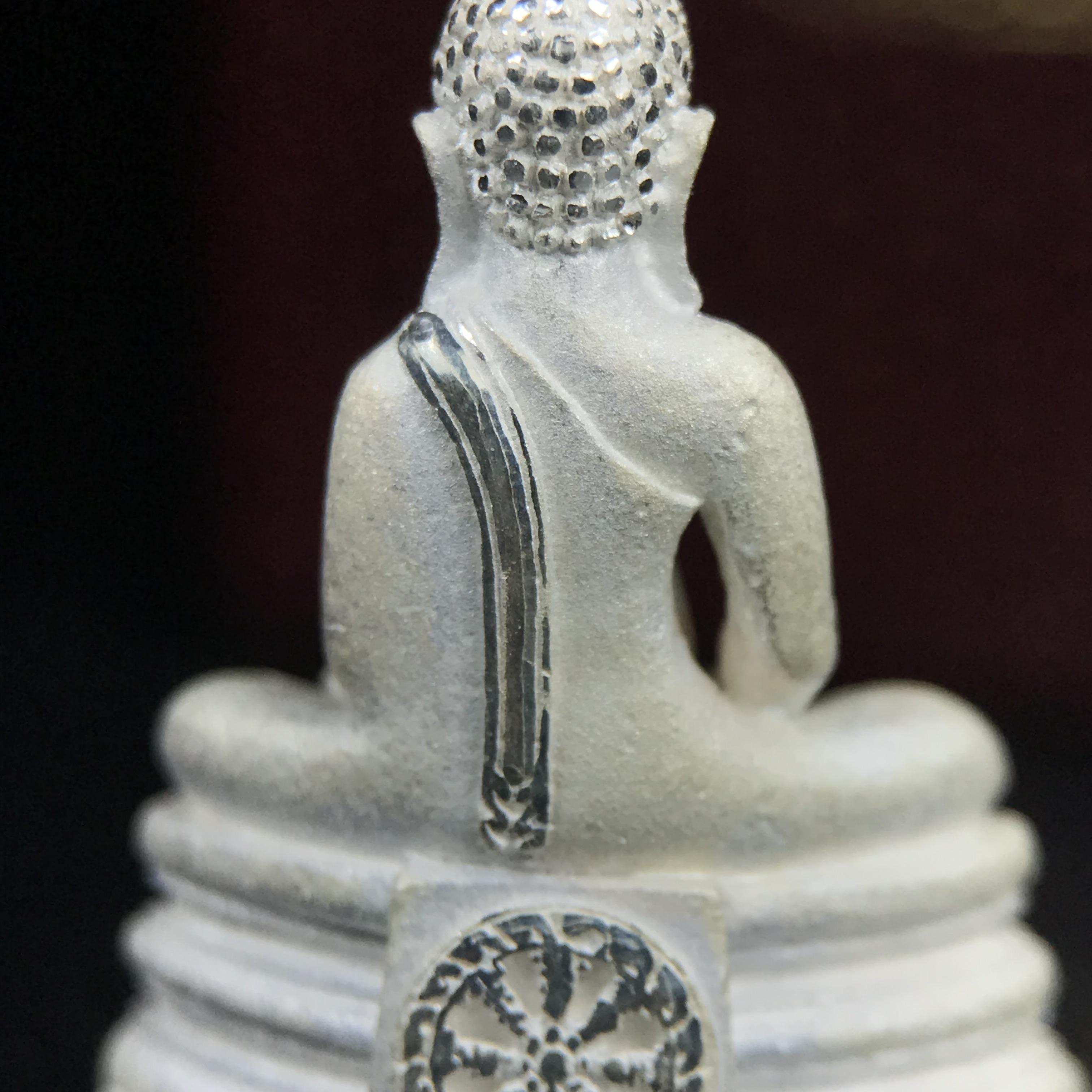 พระพุทธโสธร(หลวงพ่อโสธร) รุ่นสร้างอุโบสถ ปี2539 เนื้อเงินทรายนวลขัดเงาบางส่วน ลอยองค์พิมพ์ใหญ่ สภาพสวยกล่องบรรจุเดิมครบสมบูรณ์(งานแพรนด้า จิวเวลรี่)สวยงดงาม