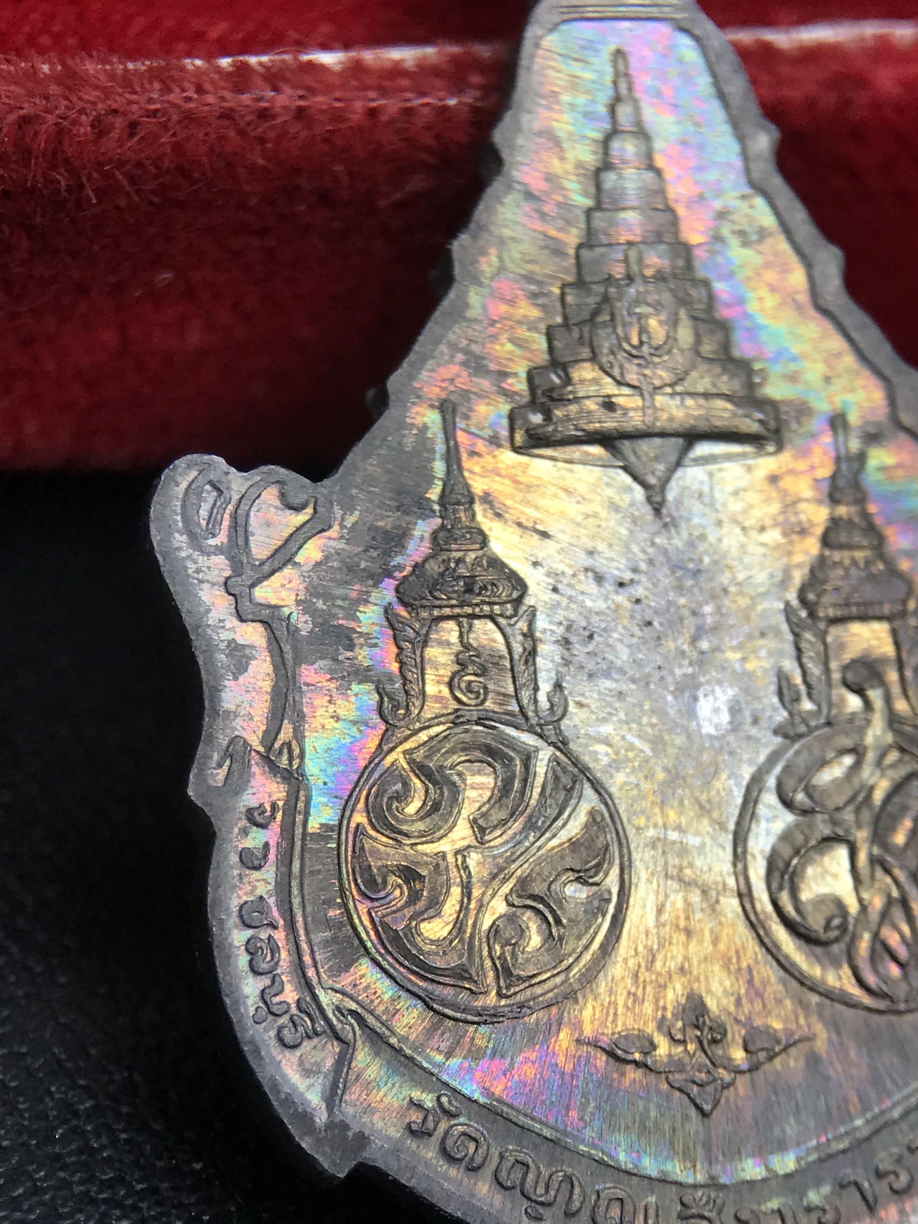 เหรียญพระพุทธญาณนเรศวร์ รุ่นแรก หลังพระปรมาภิไธย ภปร.และ สก.วัดญาณสังวราราม จ.ชลบุรี ปี 2527 เนื้อเงิน(ผิวเดิม ขึ้นรุ้งผิวน้ำทองกระจายทั่วเหรียญสวยมาก)ขนาด 2.3 x 3.8 ซม. พร้อมกล่องเดิม สมเด็จพระญาณสังวร ประธานในพิธีมหาพุทธาภิเษก(เนื้อเงินพบเจอน้อย หายาก)