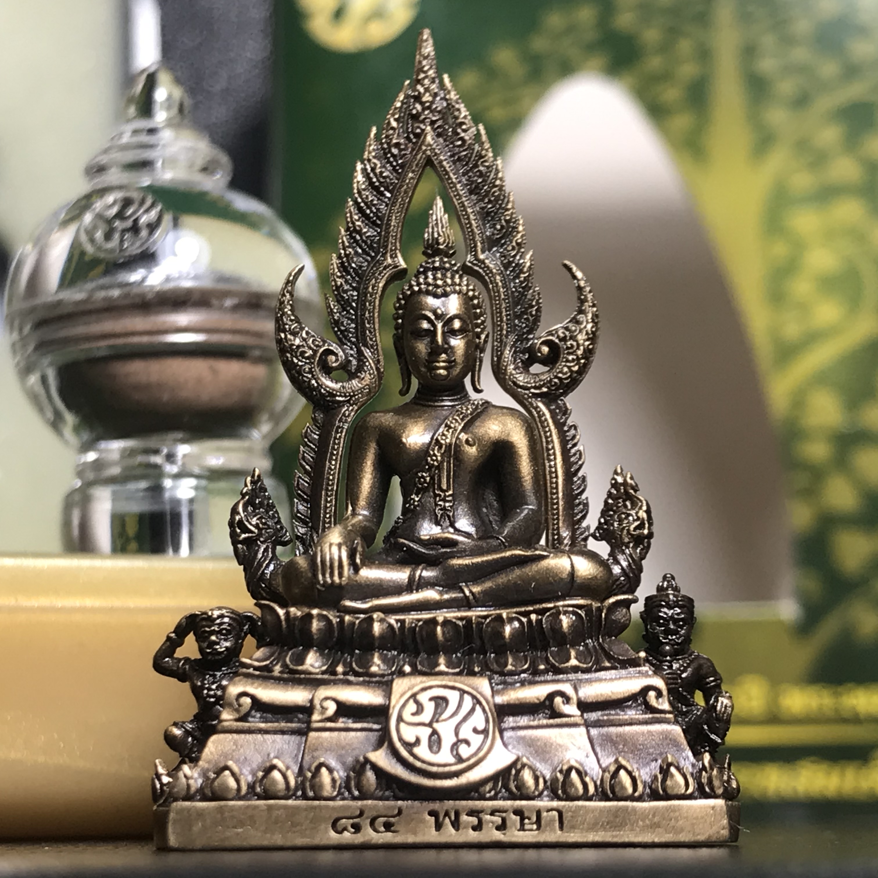 พระพุทธชินราช(จำลอง) ภปร 84 พรรษา เนื้อบรอนซ์รมดำซาติน พิมพ์กลางขนาดหน้าตัก 1/2 นิ้ว )(พระราชทานมวลสาร จิตรลดาและเส้นพระเจ้า(เส้นผม)รัชกาลที่9)