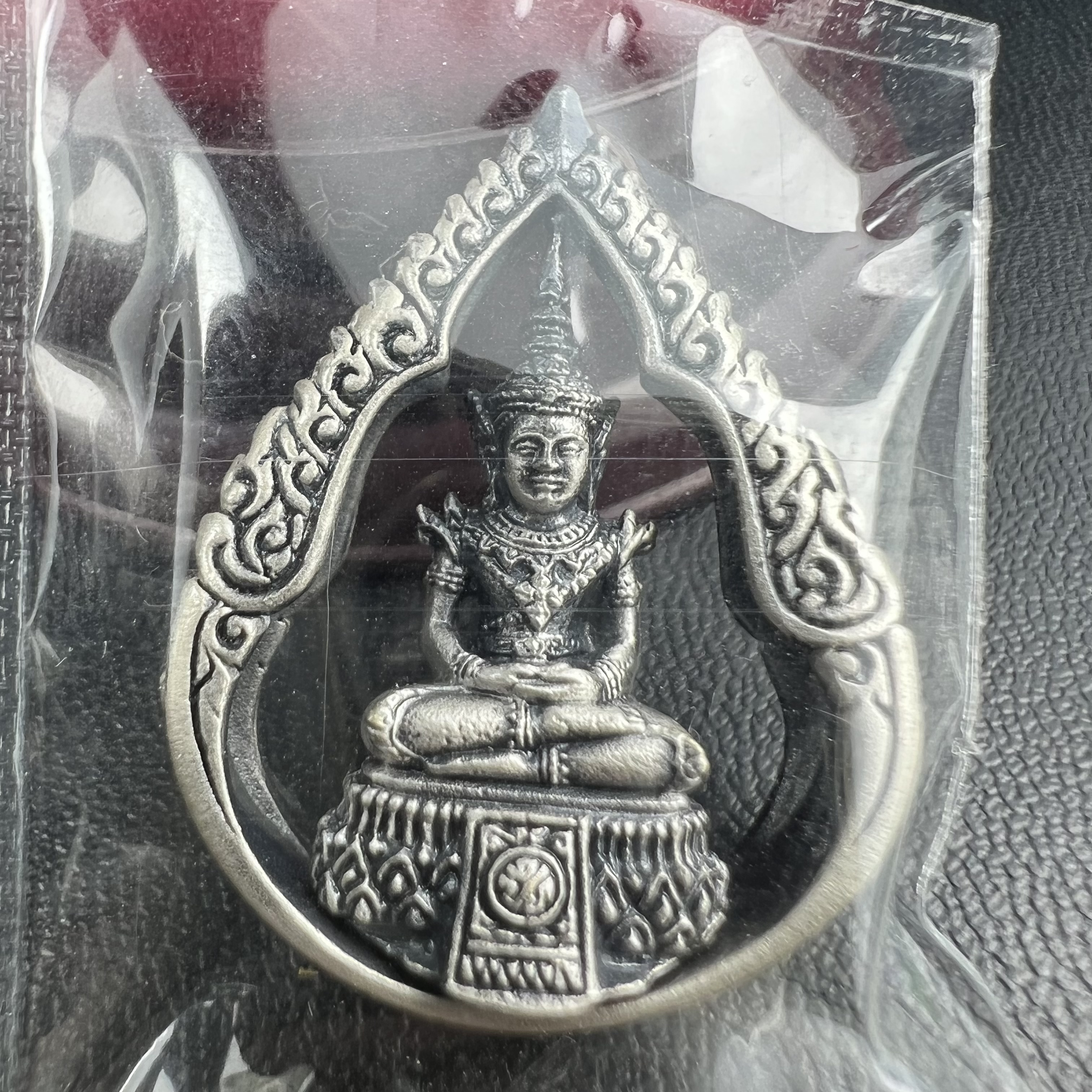 พระแก้วมรกต ภปร.(รุ่นแรก) ปี2545 รุ่นฉลองกรุงรัตนโกสินทร์ครบ 220 ปี พิมพ์ลอยองค์ทรงหยดน้ำ เนื้ออัลปาก้า ชุบเงินลงดำ ขนาด 18*27 มม. พร้อมครอบตั้งโชว์เดิม องค์พระซีนซองเดิม สวยครบสมบูรณ์