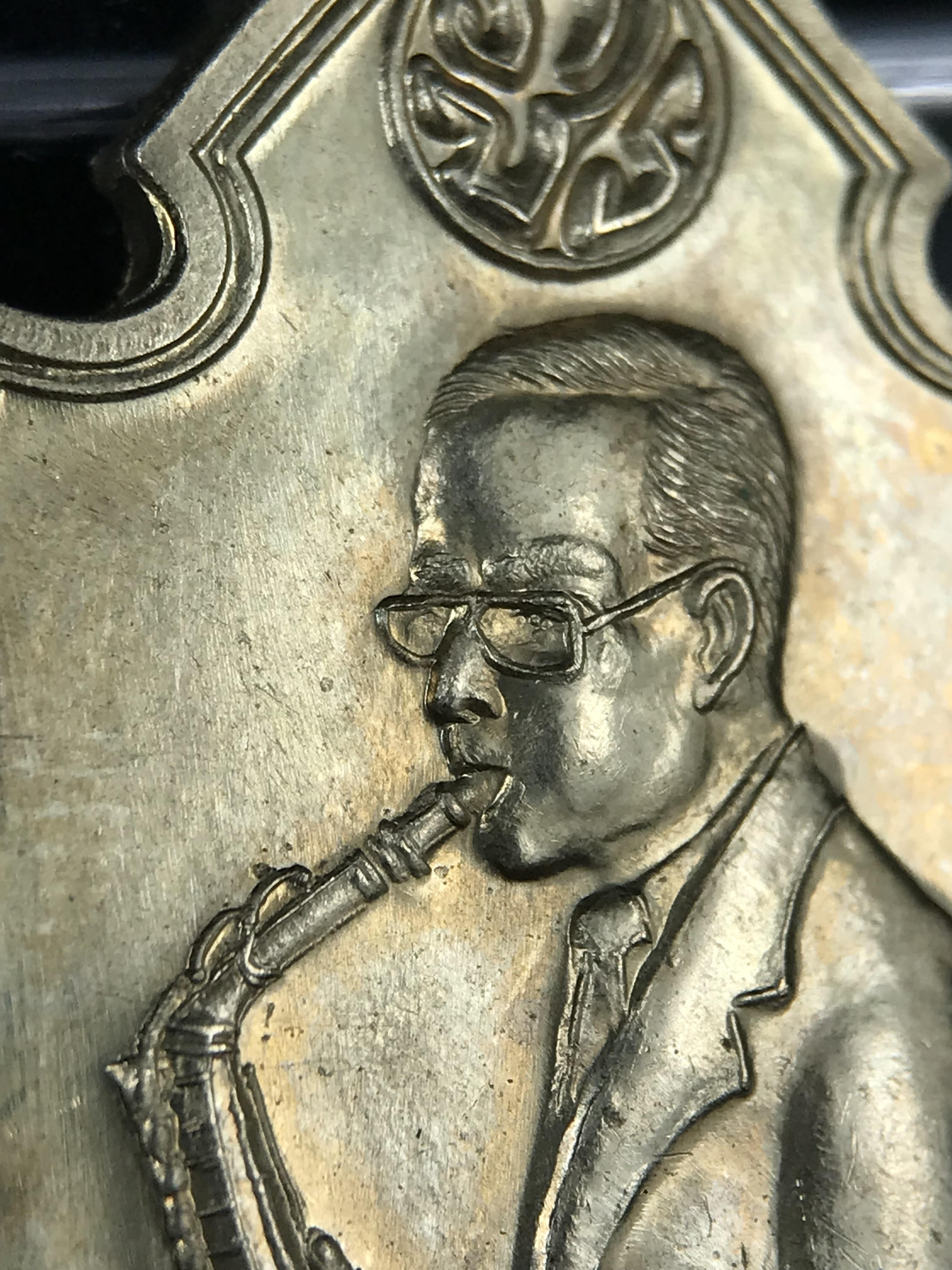 เหรียญครอบครูช่างหลวง(ในหลวงทรงดนตรี) เนื้ออัลปาก้า ปี 2550(หายาก)สุดยอดแห่งความหายากมีหมุนเวียนให้เห็นน้อยมากเป็นอีกหนึ่งรุ่นยอดนิยมของเสด็จพ่อร.9เหรียญนี้สวยมากผิวน้ำทองทั่วทั้งเหรียญ