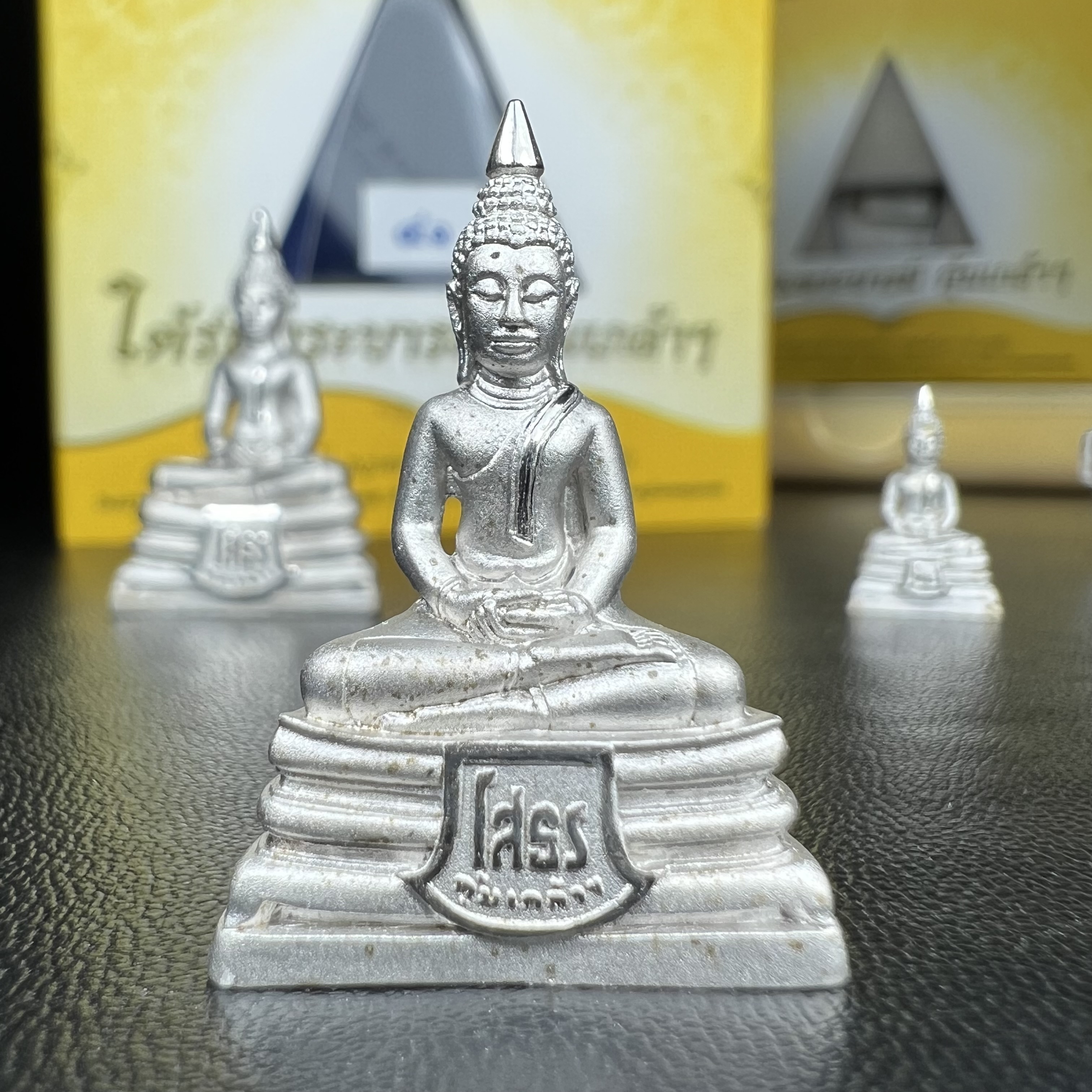 พระพุทธโสธร คุ้มเกล้าฯ ภปร.(ใต้ร่มพระบารมี คุ้มเกล้า) 60ปี รพ.ภูมิพลฯ พ.ศ.2552 เนื้อเงิน ชุบทองคำขาว(ลอยองค์พิมพ์ ใหญ่+กลาง+เล็ก)(1ชุด 3 พิมพ์ ครบทุกแบบที่จัดสร้าง)1 ใน 5000 ชุด ครบชุดหายาก