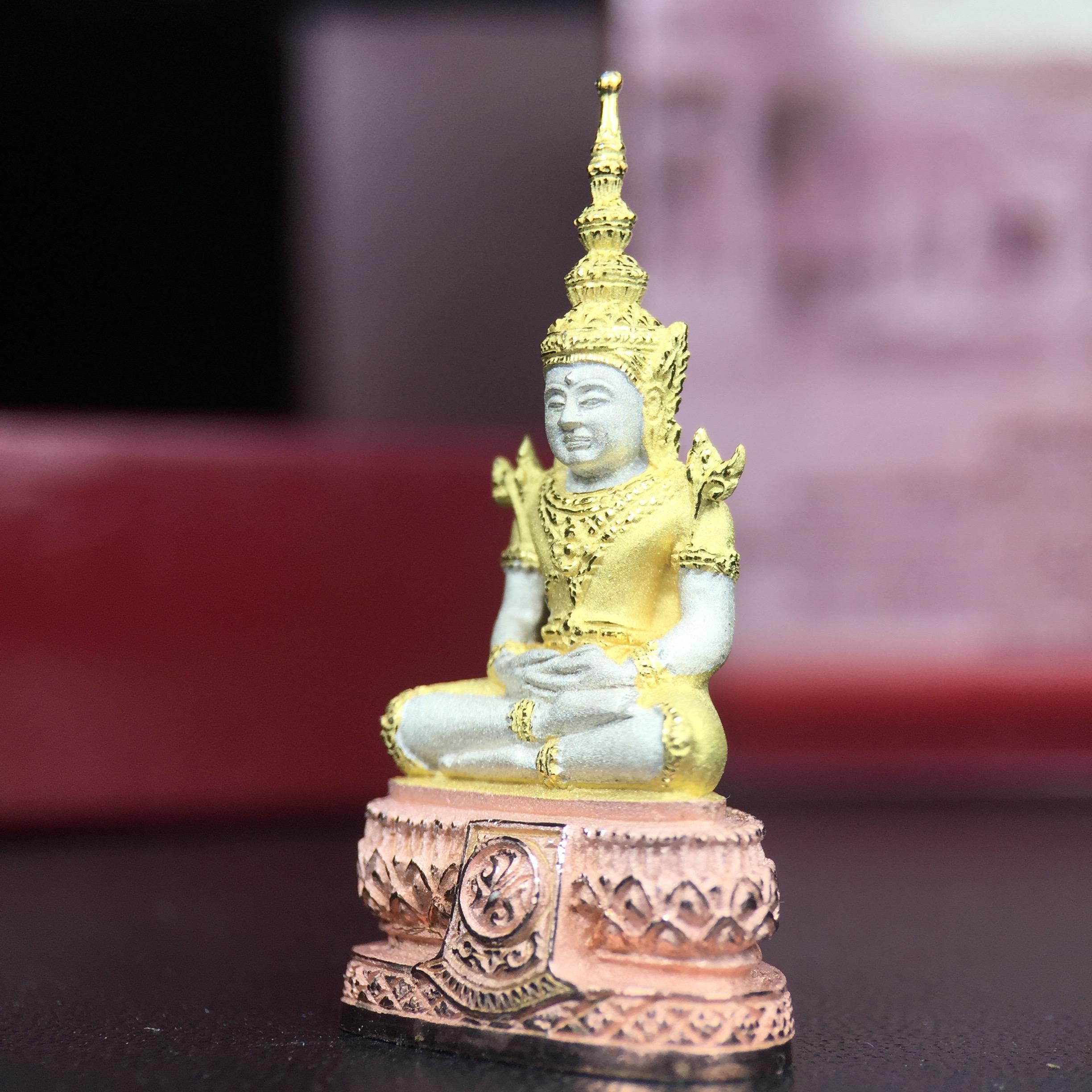 พระแก้วมรกต ภปร.(รุ่นแรก) ปี2545 จัดสร้างในมหาวโรกาส พระบาทสมเด็จพระเจ้าอยู่หัวรัชกาลที่ 9 ครบรอบ 75 พรรษา และฉลองกรุงรัตนโกสินทร์ครบ 220 ปี พิมพ์ลอยองค์ใหญ่ เนื้อเงินบริสุทธิ์ 92.5%(สามกษัตริย์) ขนาด 19*35 มม. พร้อมกล่อง สวยครบสมบูรณ์(องค์หมายเลข 2369)
