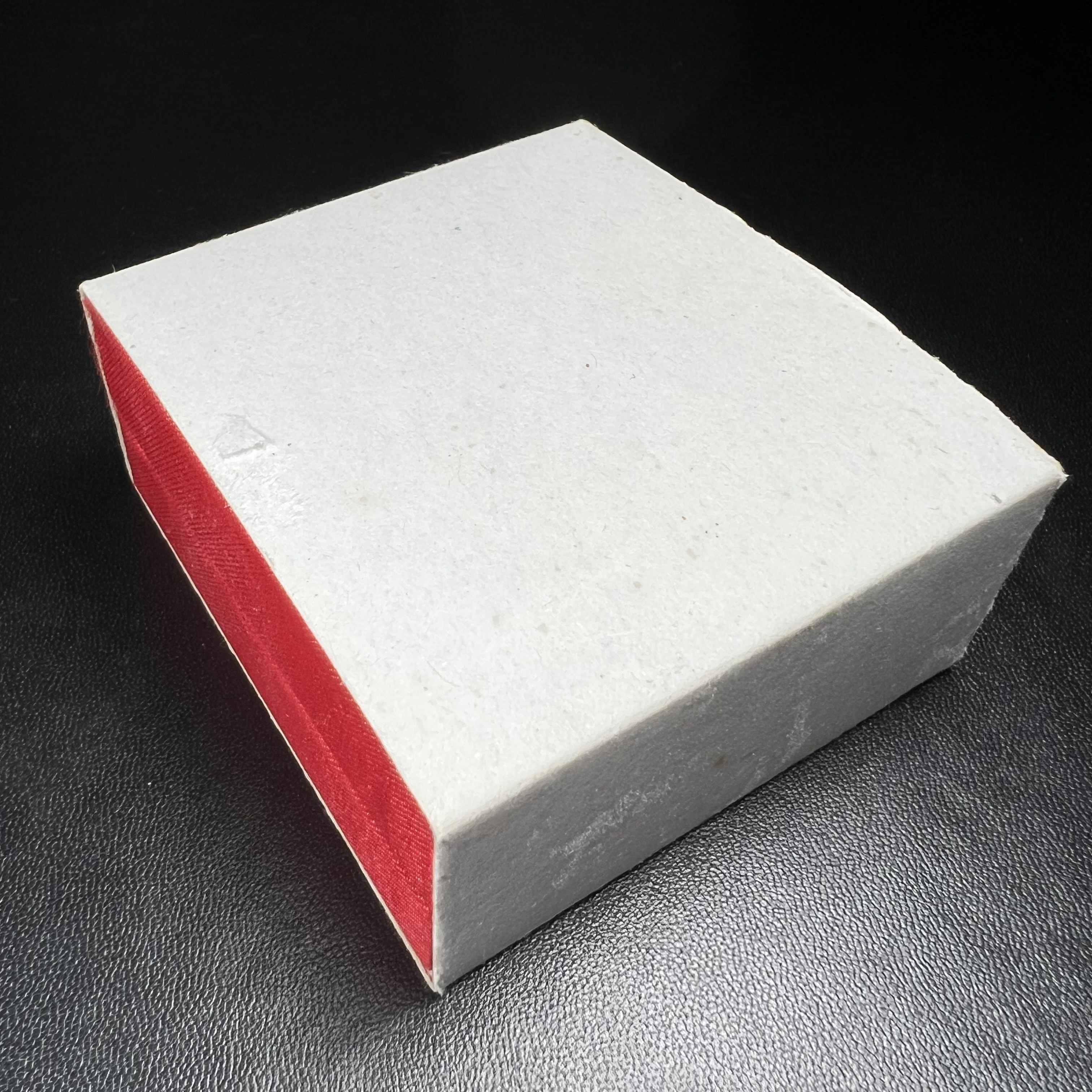 สมเด็จหลวงปู่ทวด วัดช้างให้ รุ่น เฉลิมพระเกียรติ ตราสัญลักษณ์ มวก. พิมพ์ลอยองค์เนื้อเงิน-สามกษัตริย์ ปี 2544 พิธีพุทธาภิเษกใหญ่ ณ อุโบสถวัดช้างให้และอุโบสถวัดพระศรีรัตนศาสดาราม ( วัดพระแก้ว )โดยนิมนต์เกจิชื่อดังสายใต้ทั้งหมดจำนวน 108 รูป