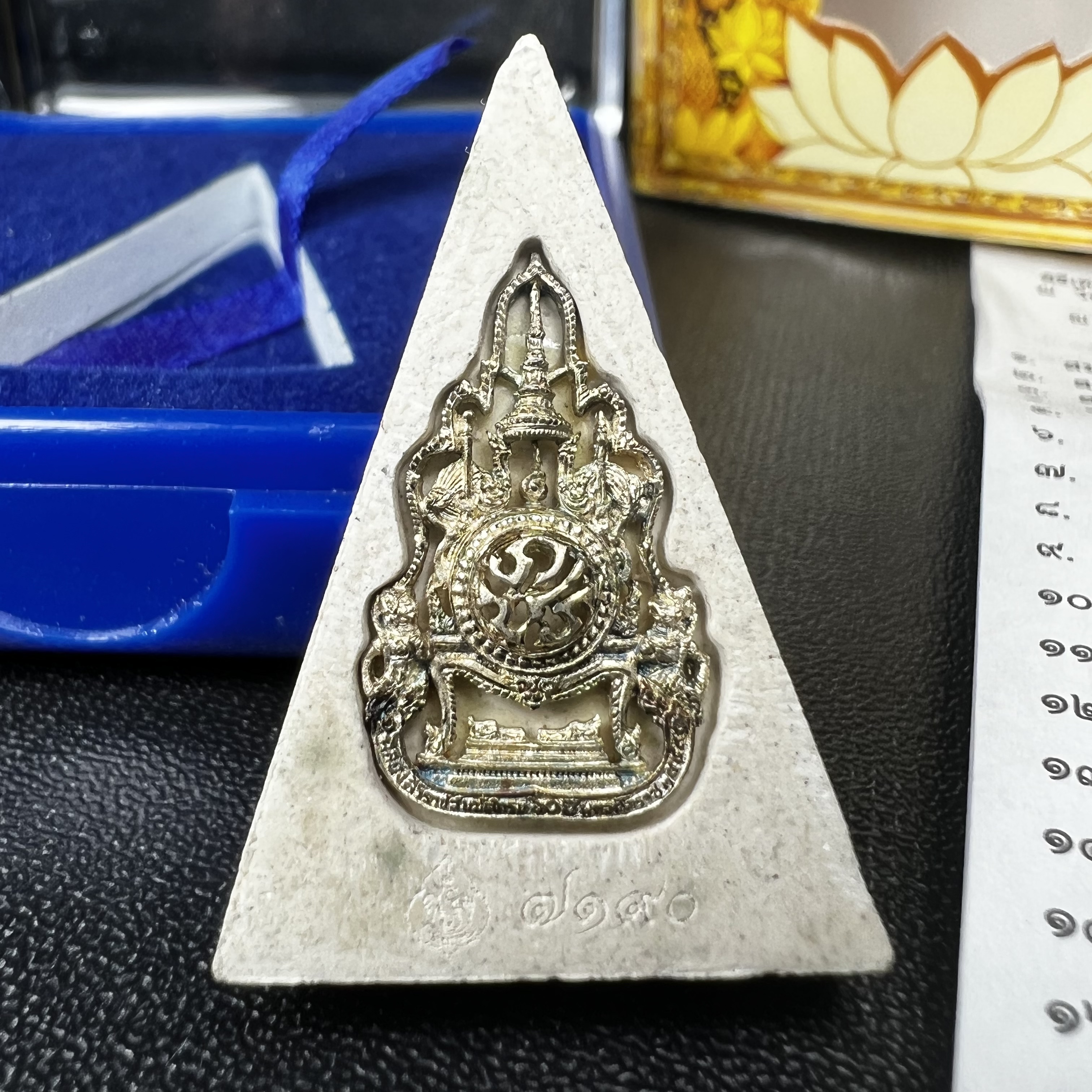 พระแก้วมรกต(จำลอง)ทรงเครื่องฤดูร้อน พระผงบูชา ด้านหน้าปิดทอง ด้านหลังตราสัญลักษณ์ฉลองสิริราชสมบัติครบ 60ปี เนื้อเงิน(รุ่นนี้ได้พระราชทานเส้นพระเจ้า(เส้นผม)รัชกาลที่9ในการจัดสร้าง)