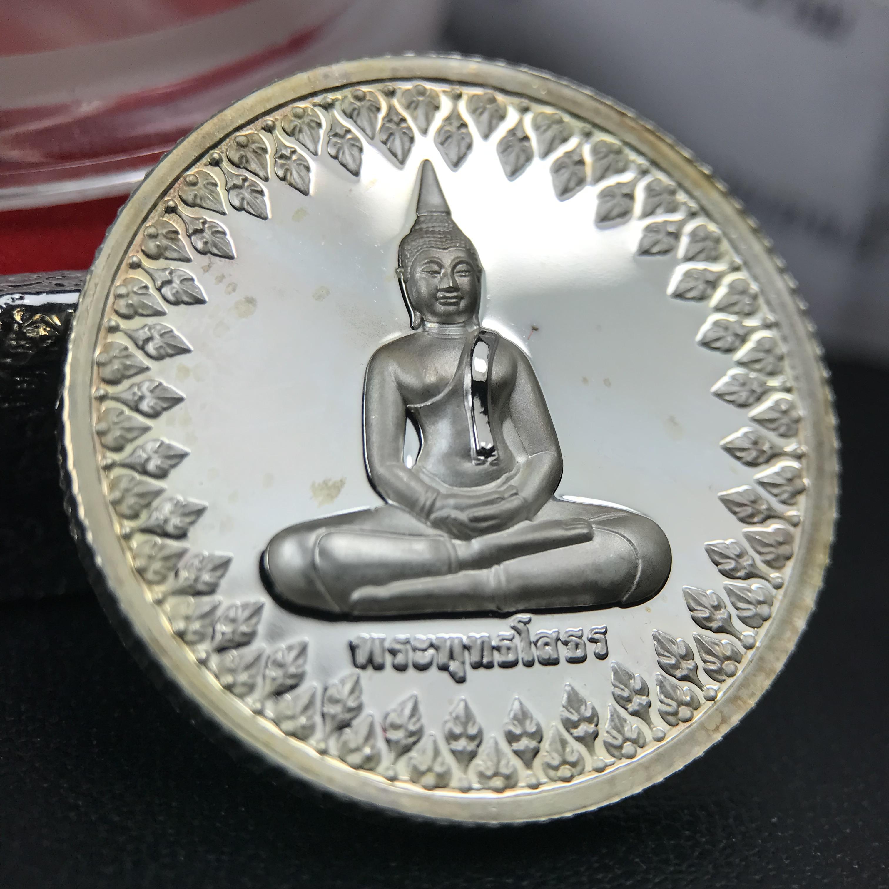 เหรียญพระพุทธโสธร ตราสัญลักษณ์ ภปร. รุ่นสมโภชน์พระอุโบสถเฉลิมพระเกียรติ วัดโสธรวรารามวรวิหาร เฉลิมพระเกียรติ ร.9 เจริญพระชนมายุ 80 พรรษา ปี2550 เนื้อเงินนอก(99%)ขัดเงาพ่นทราย ขนาด 28 มม. มีโค๊ดหมายเลขกำกับ สวยๆเดิมๆ พร้อมกล่องเดิมจากวัด และใบรับรองการผลิต