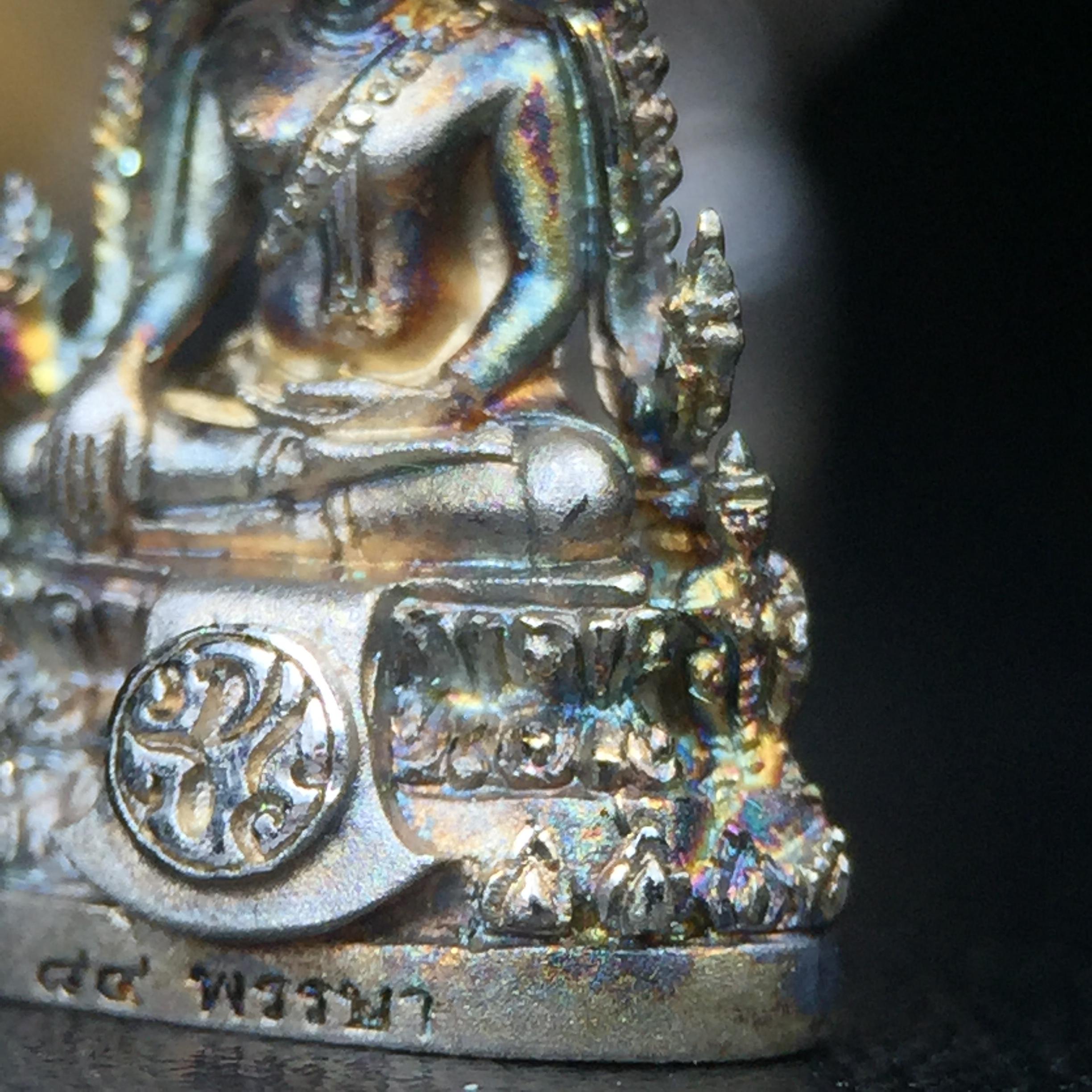 พระพุทธชินราช(จำลอง) ภปร. 84 พรรษา เนื้อเงินชุบทองคำขาว พิมพ์เล็กขนาดหน้าตัก 1/4 นิ้ว (สภาพผิวเดิมสวย ขึ้นสีรุ้งธรรมชาติ แบบนิยม)(พระราชทานมวลสาร จิตรลดาและเส้นพระเจ้า(เส้นผม))พุทธศิลป์ทรงคุณค่าอีกหนึ่งรุ่นยอดนิยม