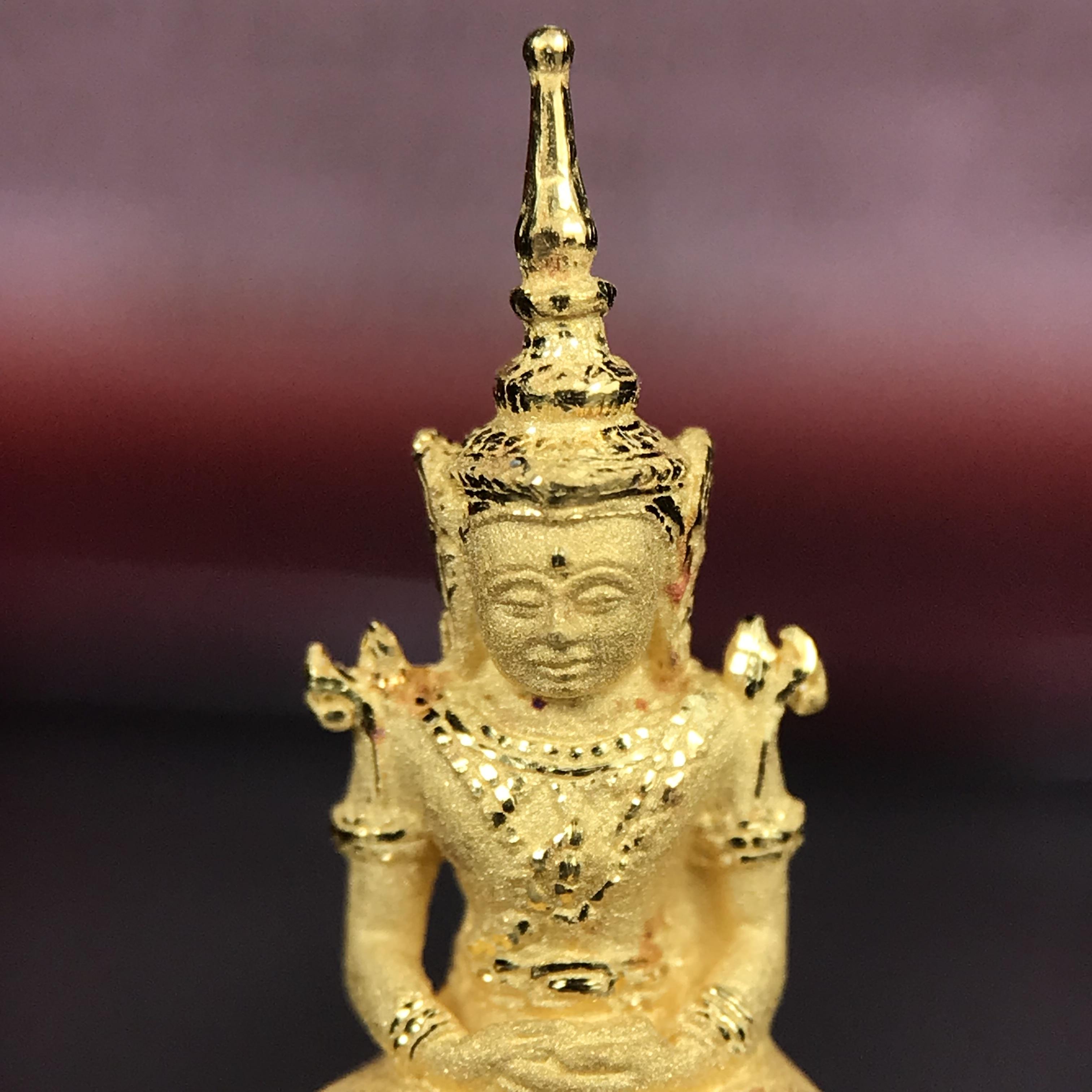 พระแก้วมรกต ภปร.(รุ่นแรก) ปี2545 จัดสร้างในมหาวโรกาส พระบาทสมเด็จพระเจ้าอยู่หัวรัชกาลที่ 9 ครบรอบ 75 พรรษา และฉลองกรุงรัตนโกสินทร์ครบ 220 ปี พิมพ์ลอยองค์เล็ก เนื้อทองคำบริสุทธิ์ 96.5%(6.5กรัม) ขนาด 10*19 มม. พร้อมกล่องเดิมสวยครบสมบูรณ์(1ใน2000องค์)หายาก