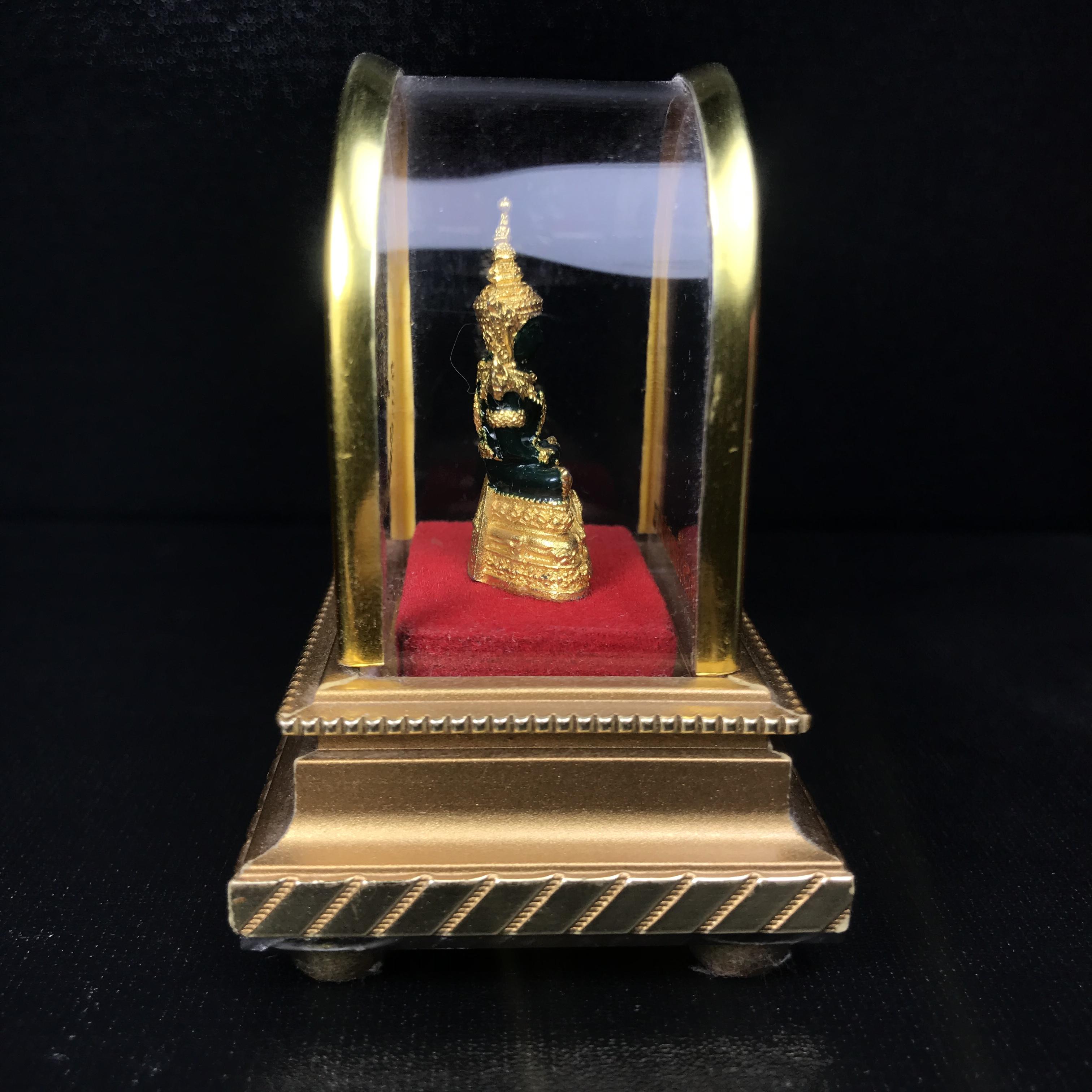 พระพุทธมหามณีรัตนปฏิมากร(พระแก้วมรกต) วัดพระศรีรัตนศาสดาราม สำนักพระราชวัง จัดสร้าง พิมพ์ฤดูร้อน หน้าตัก 1 นิ้วพร้อมครอบตู้เดิม(บรรจุมวลสารใต้ฐาน)