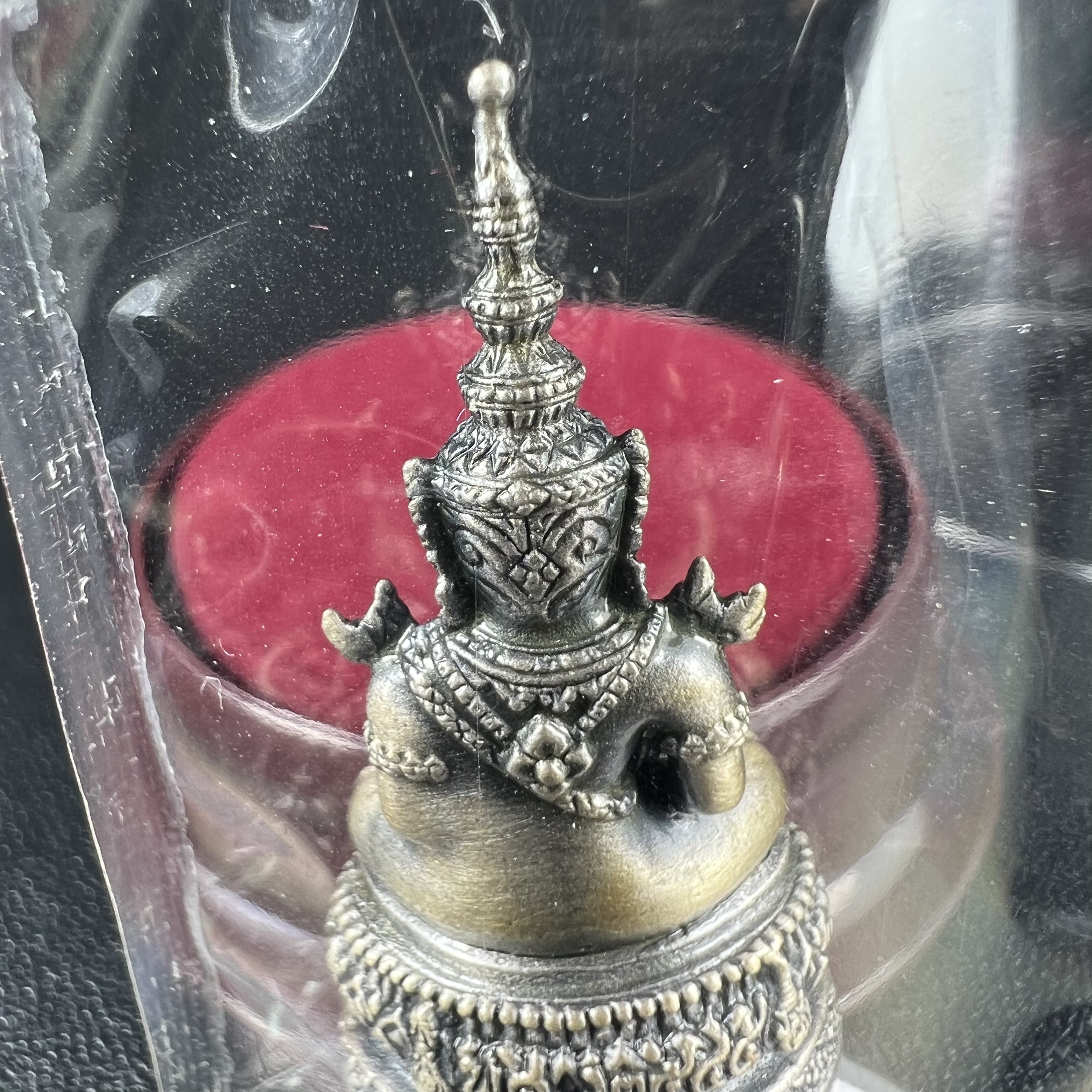 พระแก้วมรกต ภปร.(รุ่นแรก) ปี2545 รุ่นฉลองกรุงรัตนโกสินทร์ครบ 220 ปี พิมพ์ลอยองค์ใหญ่ เนื้ออัลปาก้า ชุบเงินลงดำ ขนาด 19*35 มม. พร้อมครอบตั้งโชว์เดิม องค์พระซีนซองเดิม สวยครบสมบูรณ์