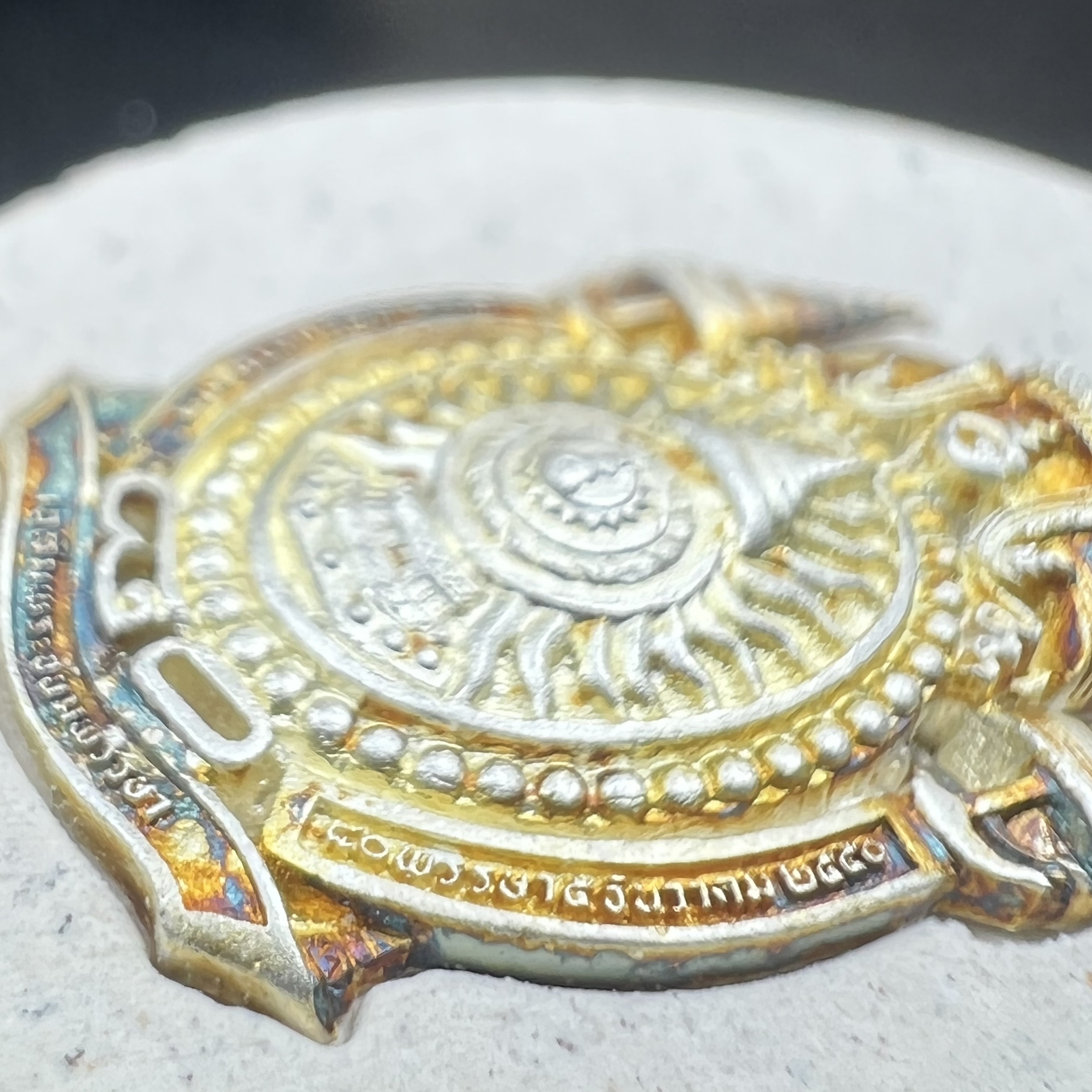 เหรียญรูปหล่อพระบาทสมเด็จพระเจ้าอยู่หัว ในหลวงทรงงาน “รุ่นเย็นศิระเพราะพระบริบาล 80พรรษา มหากษัตริย์คู่แผ่นดินสยาม” พ.ศ.2550 เนื้อผง พุทธคุณ (ผงจิตรลดาพระราชทาน) ด้านหลังสัญลักษณ์ 80 พรรษา เนื้อเงิน(ขนาด 27*35 มม.)พร้อมกล่องบรรจุเดิมครบ