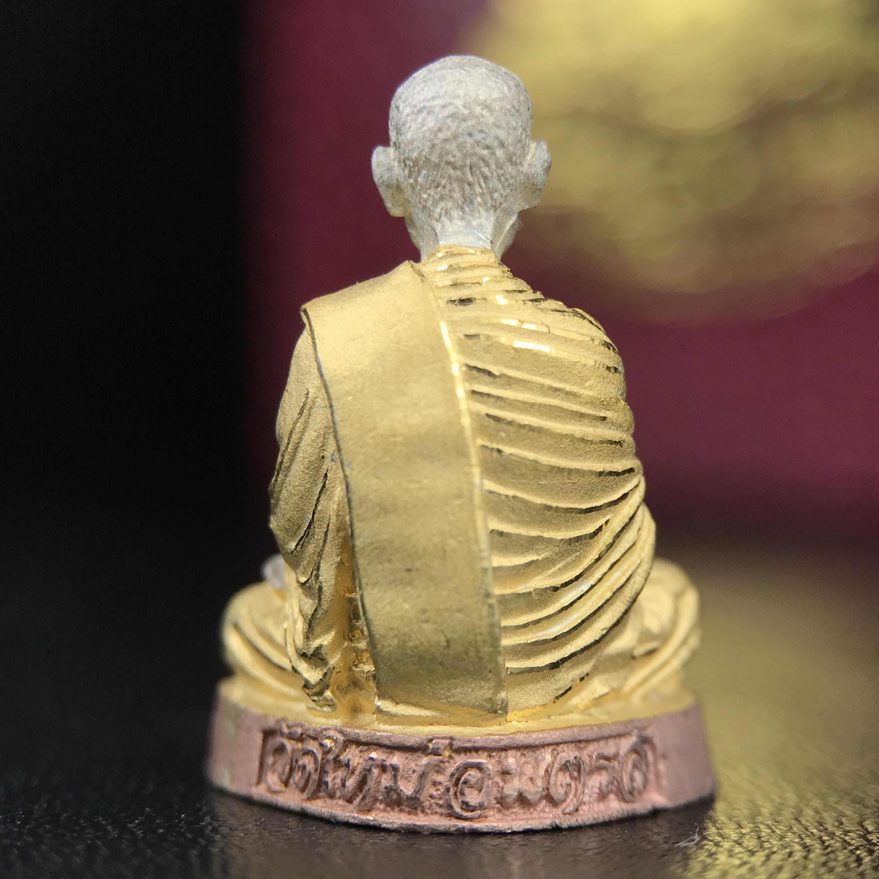 รูปเหมือนสมเด็จพระพุฒาจารย์ (โต พรหมรังสี)วัดใหม่อมตรส บางขุนพรหม ปี2540 รุ่นกาญจนาภิเษก จัดสร้างในวโรกาสที่รัชกาลที่ 9 ทรงครองสิริราชสมบัติ ครบ 50ปี ลอยองค์พิมพ์ใหญ่ เนื้อเงินบริสุทธิ์ 99.9% แบบชุบสามกษัตริย์ขัดเงาบางส่วน พร้อมกล่องบรรจุเดิมครบ