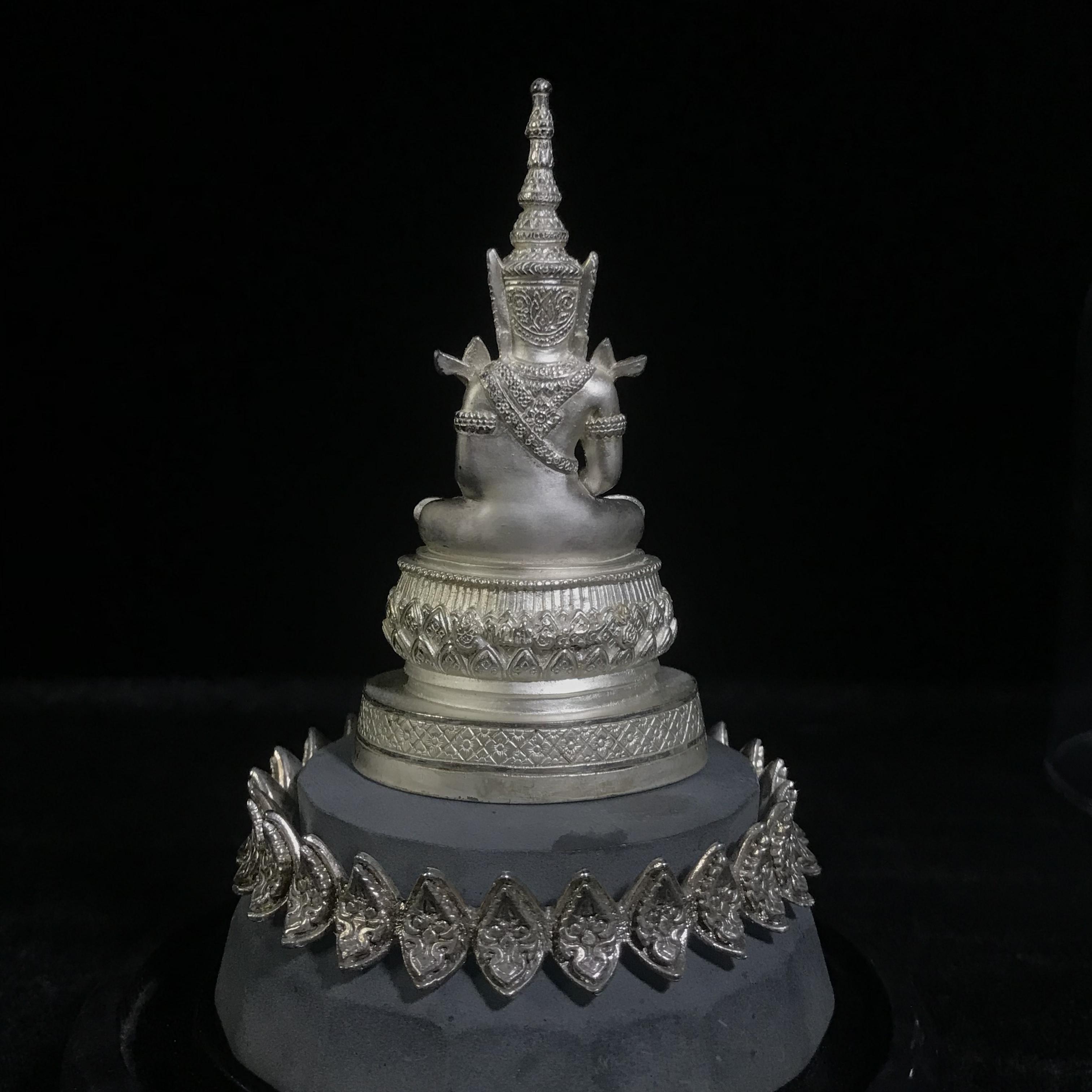 พระแก้วมรกต ภปร.(รุ่นแรก) ปี2545 รุ่นฉลองกรุงรัตนโกสินทร์ครบ 220 ปี หล่อลอยองค์ เนื้อเงิน ขนาดบูชา 50*90 มม. พร้อมฐานวางครอบแก้วเดิม(สวยงามและหายากมาก)(1ใน3000องค์)