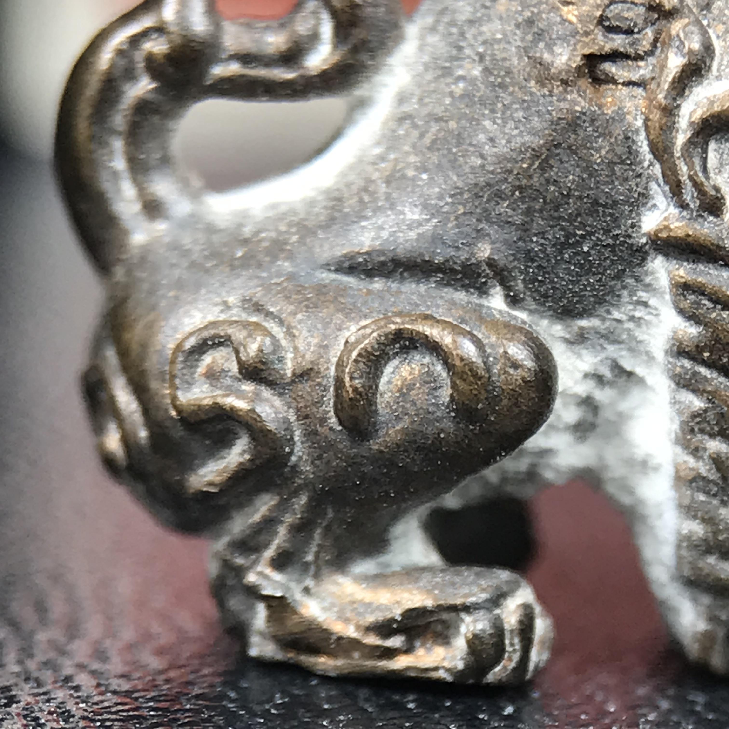 สิงห์เจ้าพ่อดำ วัดบุพพาราม จ.เชียงใหม่ ปี 2518 เนื้อนวโลหะ(ตอก 2 โค๊ต)หายาก(สภาพผิวเดิมสวยเดิมกล่องครบ) สิงห์รุ่นนี้มีพิธีดีมีเกจิอาจารย์ที่ร่วมปลุกเสกมากมาย****เครื่องราง ที่พระบาทสมเด็จพระเจ้าอยุ่รัชกาลที่ ๙ ทรงเสด็จฯประกอบพิธีด้วยพระองค์เอง