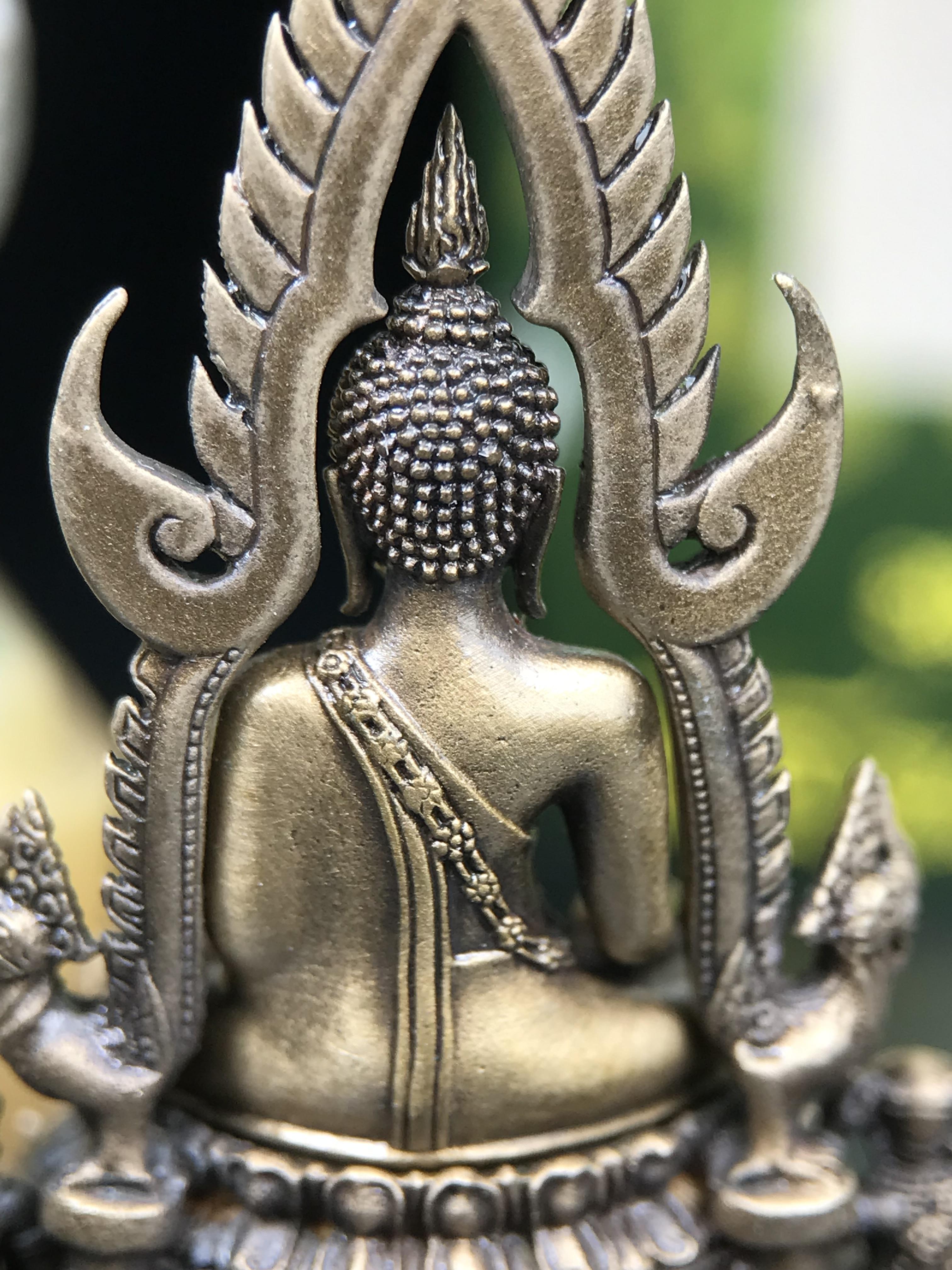 พระพุทธชินราช ภปร. 84 พรรษาในหลวงรัชกาลที่ 9 ปี 2554 พิมพ์กลางขนาดหน้าตัก 1/2 นิ้ว(สูง 3.8 ซม.) เนื้อบรอนซ์รมดำซาติน(สภาพผิวเดิมสวย) (พระราชทานมวลสาร จิตรลดาและเส้นพระเจ้า(เส้นผม)รัชกาลที่9)พุทธศิลป์ทรงคุณค่าอีกหนึ่งรุ่นยอดนิยม(องค์หมายเลข ๑๙๘๑)