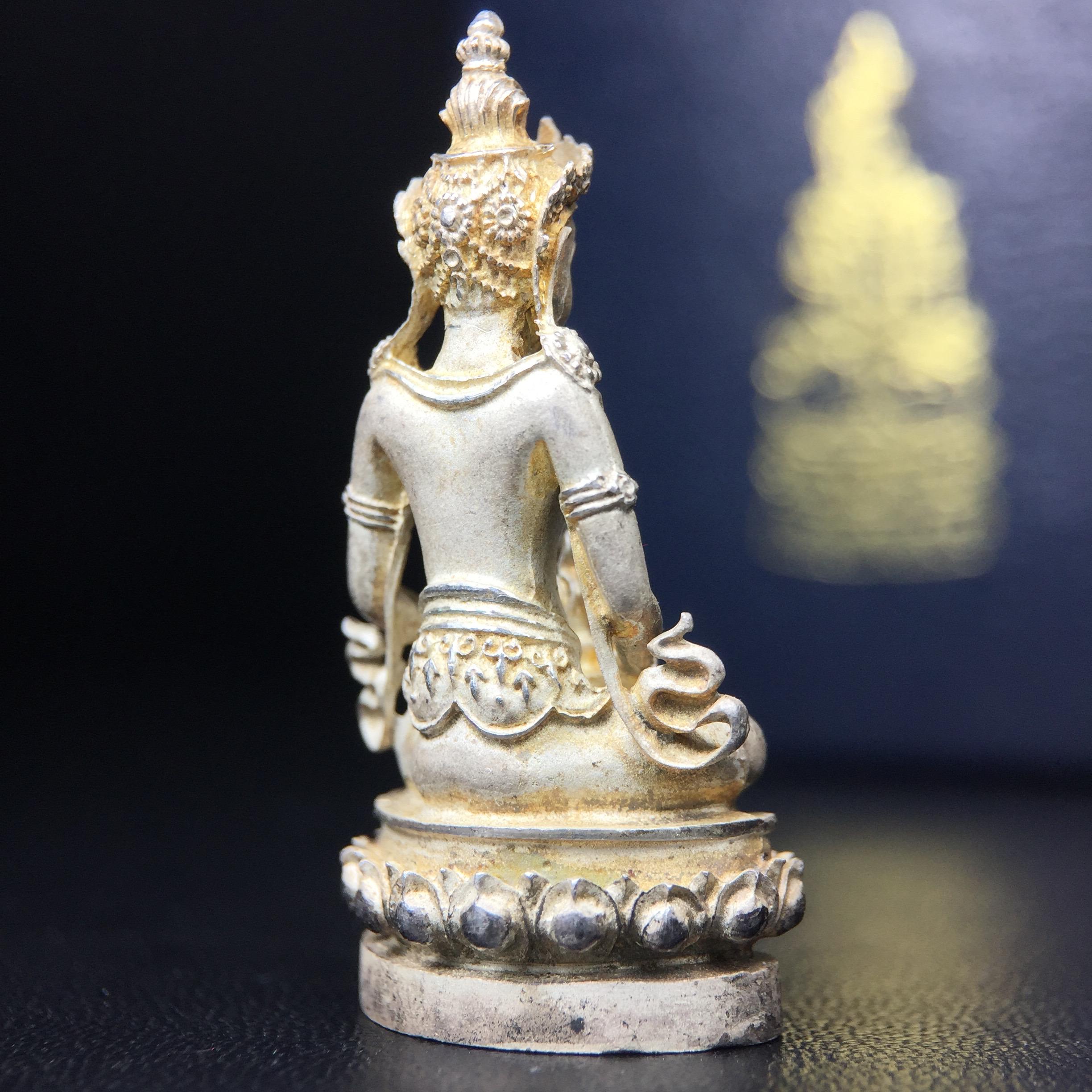 พระกริ่งอวโลกิเตศวร ( เจ้าแม่กวนอิม ) วัดโพธิ์แมนคุณาราม เนื้อเงิน พ่นทราย(ผิวเดิม ขึ้นสีรุ้งธรรมชาติ แบบนิยม เสน่ห์ของพระเนื้อเงิน) รุ่นอุดมโภคทรัพย์ พ.ศ.2539(อีกหนึ่งรุ่นยอดนิยม พุทธศิลป์สวยงดงาม)