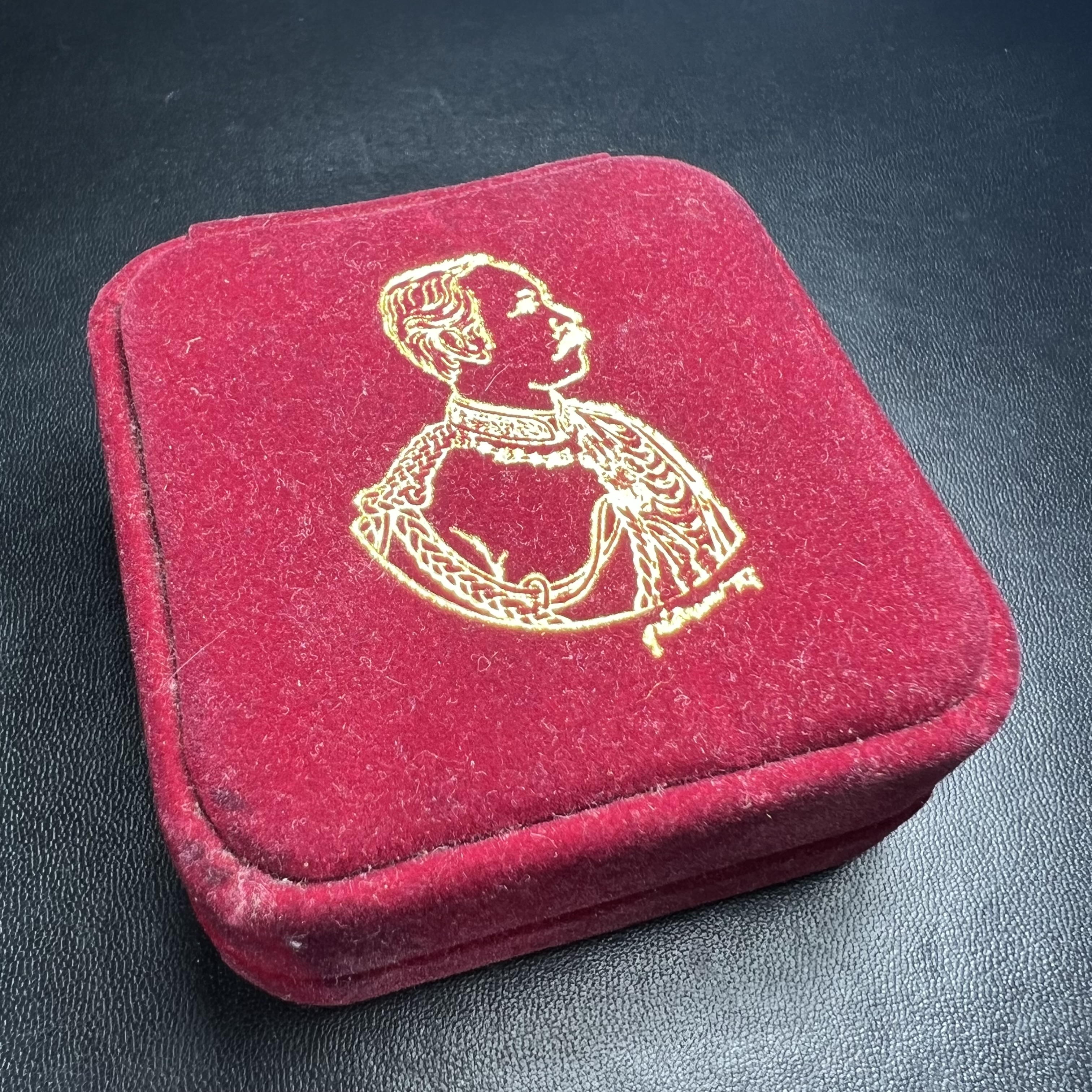 เหรียญรัชกาลที่ 5 คชสารหมื่นปี หลวงพ่ออุตตมะ วัดวังก์วิเวการาม ปี 2540 พิมพ์ใหญ่ขนาด 3.0 ซม. หน้ากากทองคำบริสุทธิ์ 99.99% (ผิวสวยเดิม)พร้อมกล่องบรรจุเดิมครบ(ควรคู่ผู้รู้คุณค่า ด้วยวัตถุมงคล เสริมบุญญาบารมี)