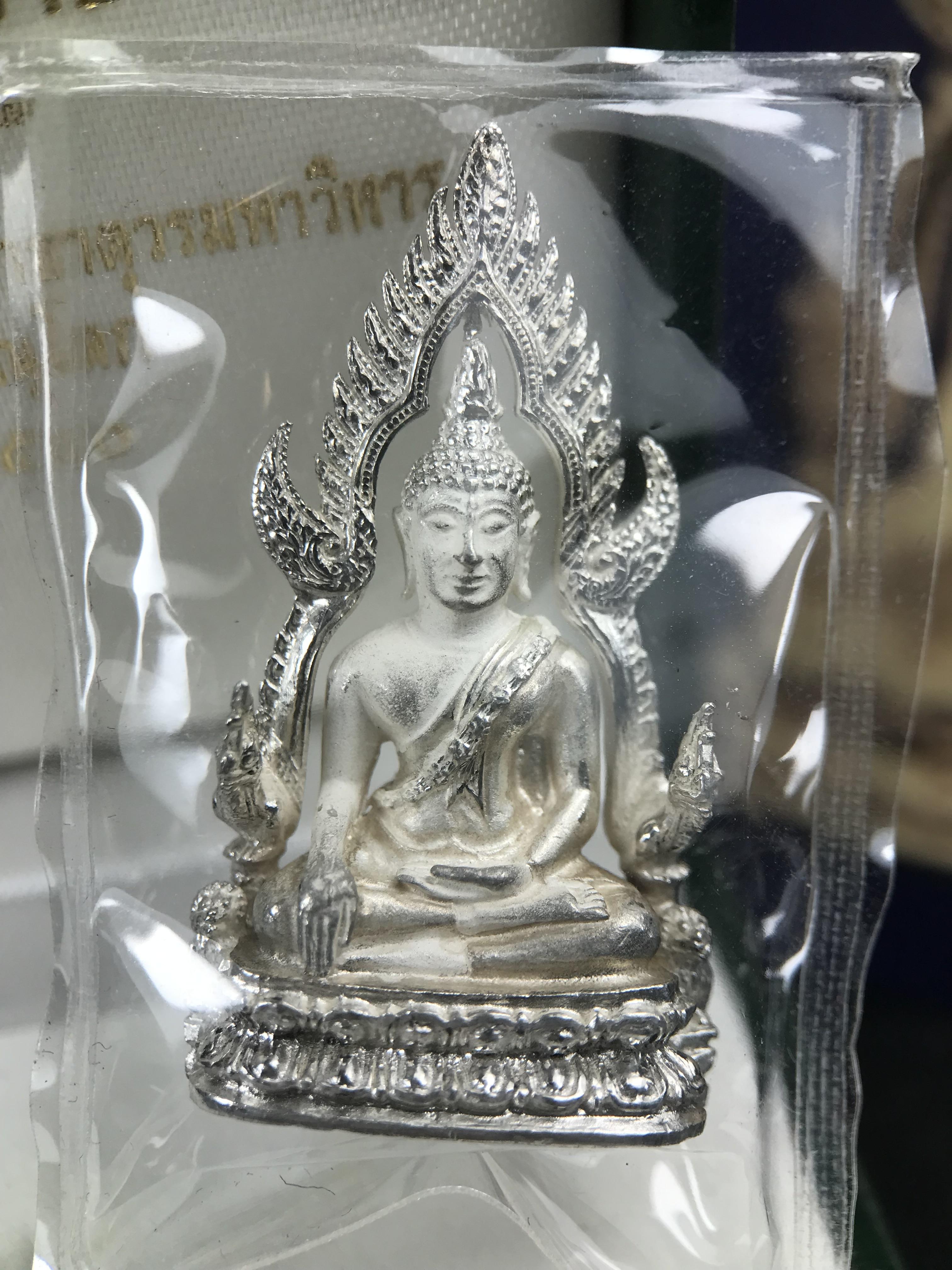 พระพุทธชินราช รุ่นมหาลาภ พิธีพุทธาภิเษกวัดพระศรีรัตนมหาธาตุวรมหาวิหาร จ.พิษณุโลก ปี 2540 เนื้อเงินบริสุทธิ์ 99.9% (นวลเงา)(สภาพผิวเดิมซีนซองเดิม พร้อมกล่องบรรจุเดิมและการ์ดใบรับรองครบสมบูรณ์ (องค์หมายเลข ๑๑๗๓๓)