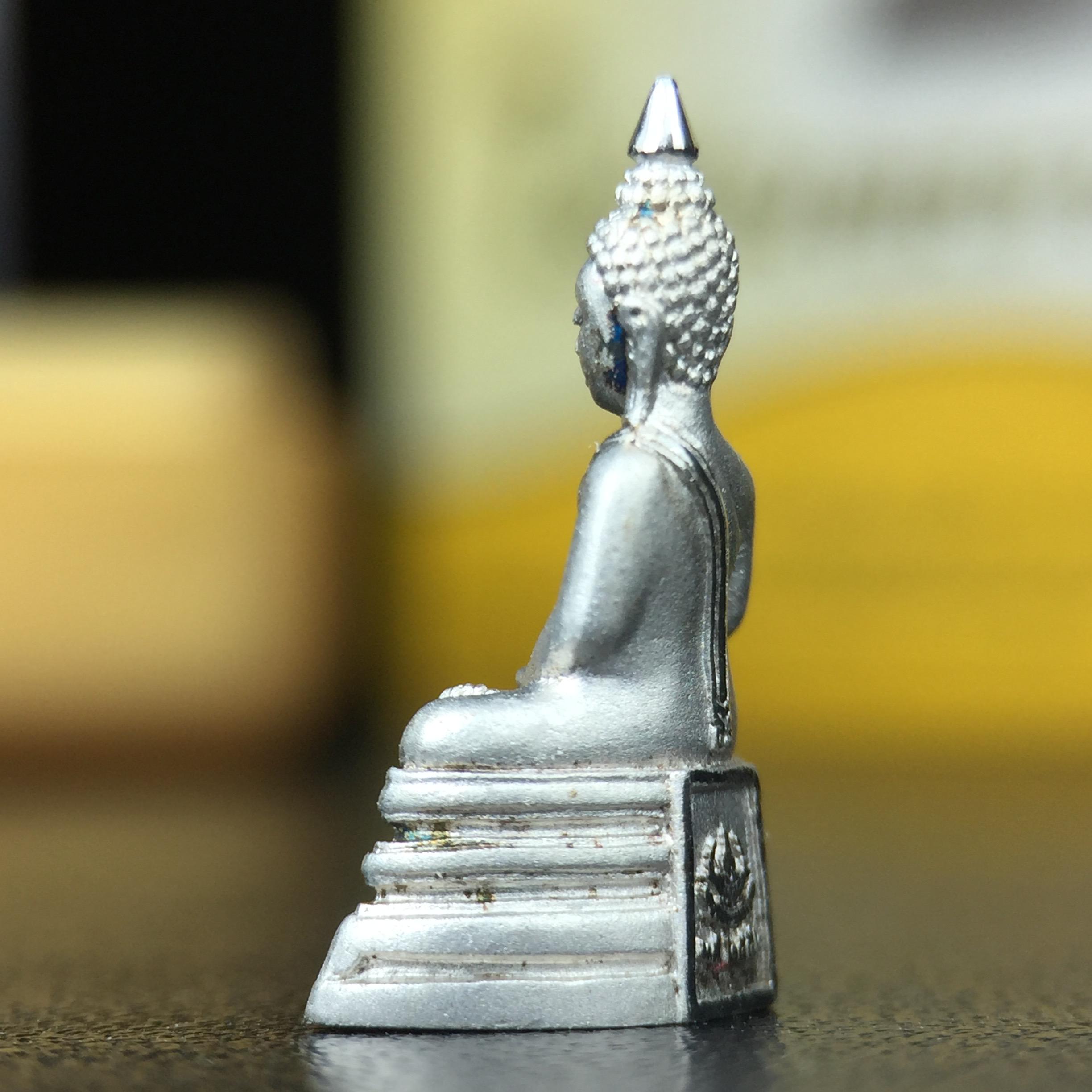 พระพุทธโสธร คุ้มเกล้าฯ ภปร.(ใต้ร่มพระบารมี คุ้มเกล้า) 60ปี รพ.ภูมิพลฯ พ.ศ.2552 เนื้อเงิน ชุบทองคำขาว(ลอยองค์พิมพ์ เล็ก ขนาด 11.5*10.5 มม.) 1 ใน 20000 องค์