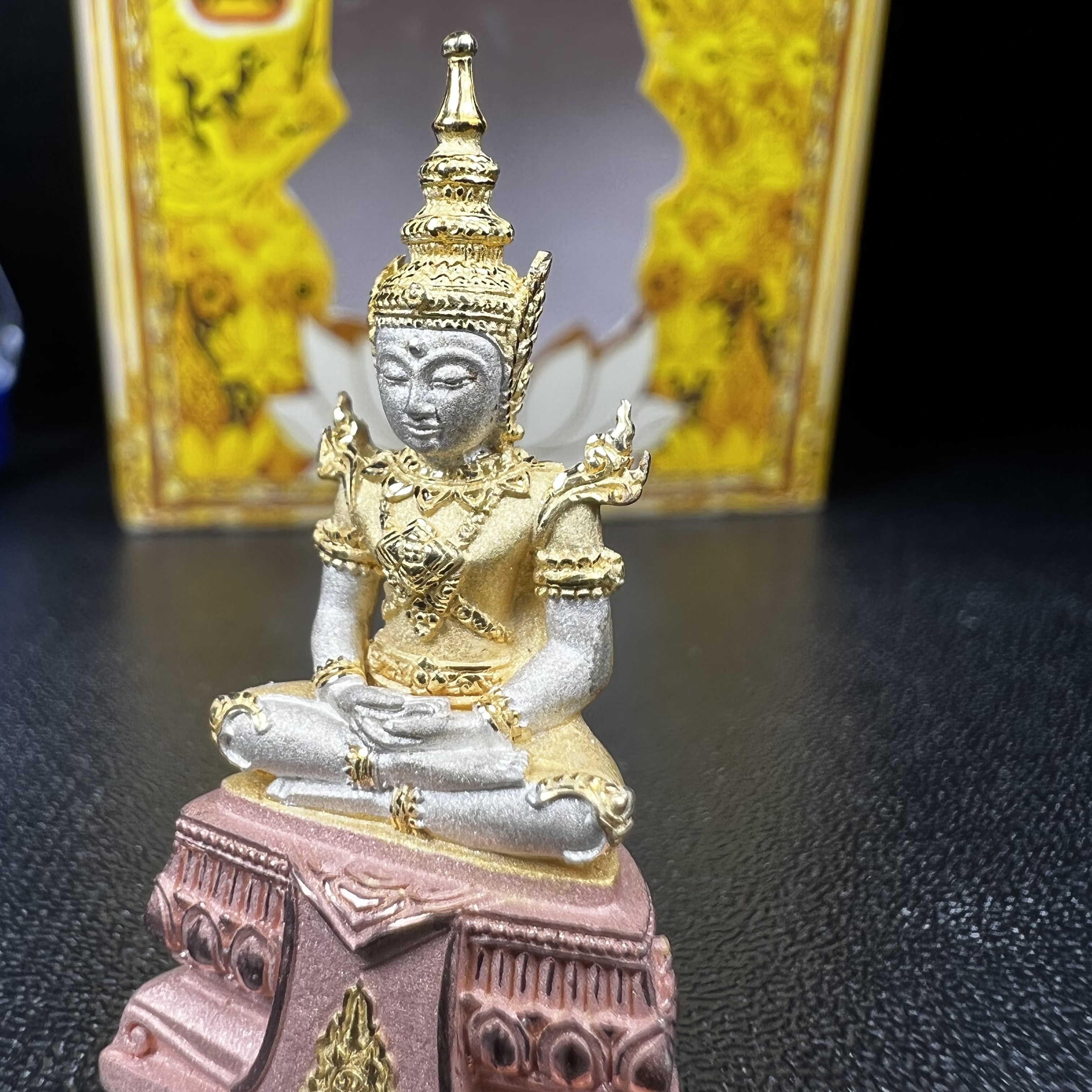 พระแก้วมรกต(จำลอง)ลอยองค์ ขนาดหน้าตัก 1/2 นิ้ว ทรงเครื่องฤดูร้อน เนื้อเงินสามกษัตริย์ ตราสัญลักษณ์ฉลองสิริราชสมบัติ ครบ 60 ปี พ.ศ.2549(สภาพสวย ครบ สมบูรณ์)